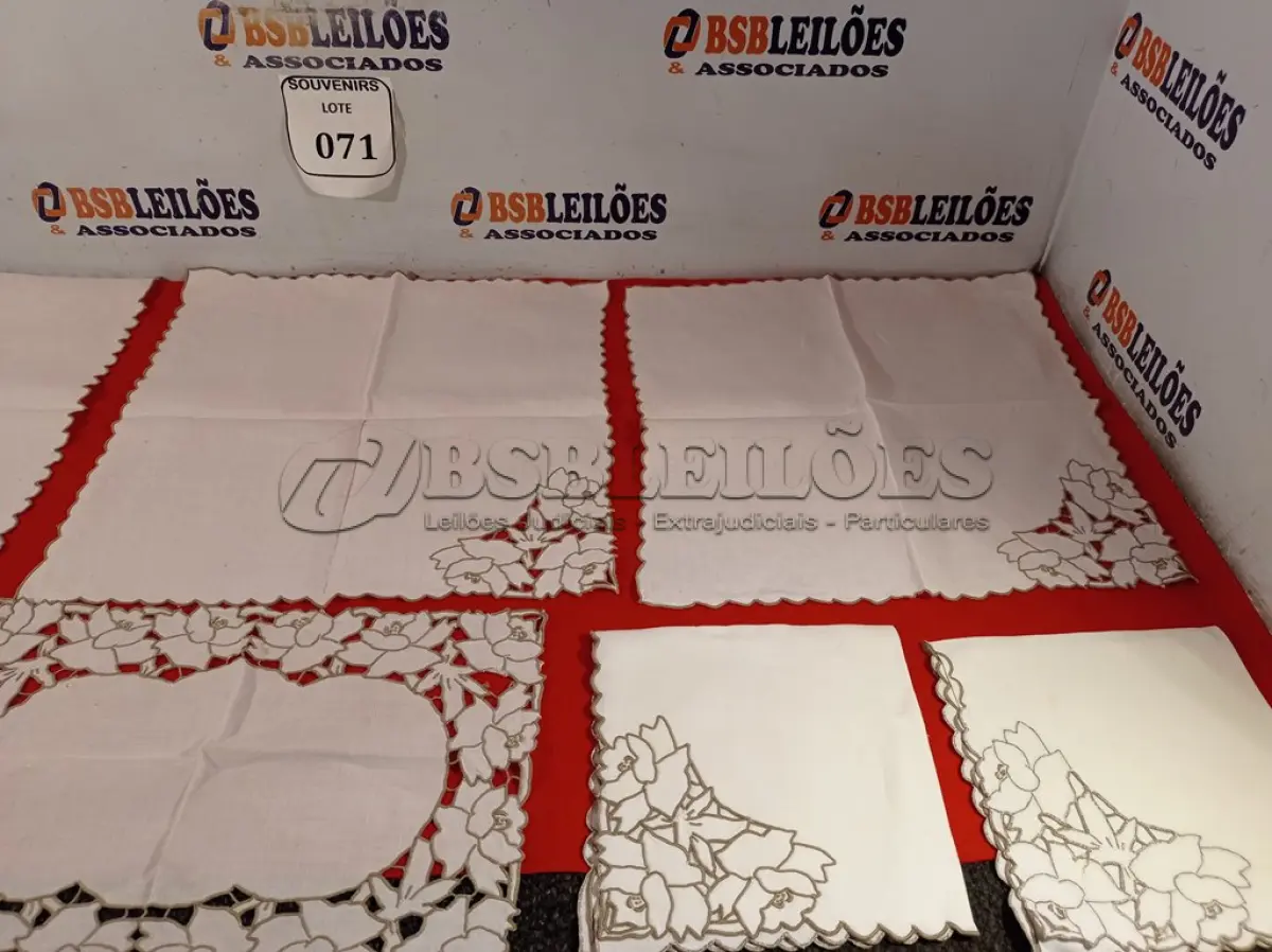 LOTE 071 - 07 GUARDANAPOS TRABALHADOS LINHO. (NO ESTADO EM QUE SE ENCONTRA) ATENÇÃO! FAZER A VISITAÇÃO ANTES DE ARREMATAR, NÃO SABEMOS SE FUNCIONA. LEILÃO NÃO TEM GARANTIA E NEM DEVOLUÇÃO, SUJEITO A POSSÍVEIS AVARIAS VISÍVEIS/OCULTAS E/OU AUSÊNCIA DE COMPONENTES.  