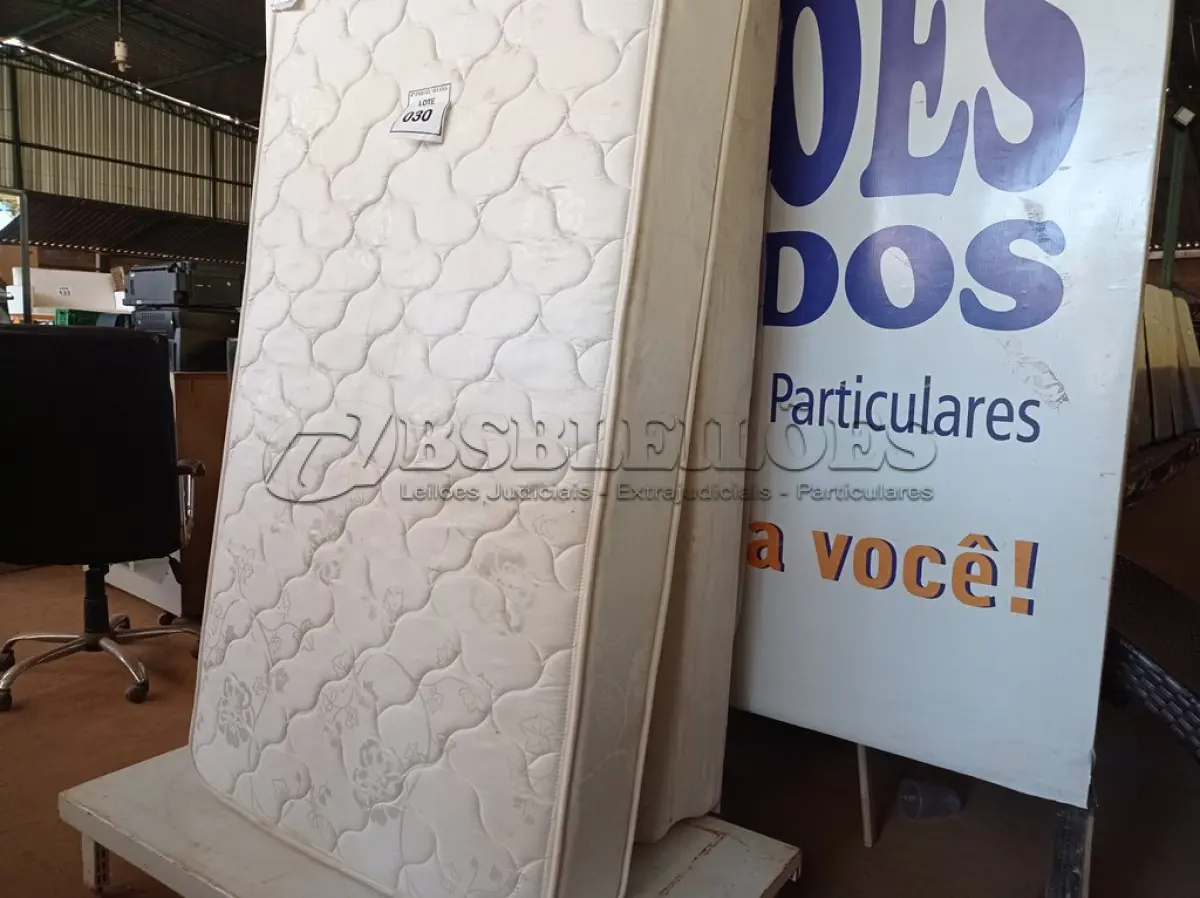 LOTE 030 - 01 COLCHÃO DE SOLTEIRO COM BASE (TWIN BED (MATTRESS+BOX). (NO ESTADO EM QUE SE ENCONTRA. SUJEITO A AVARIAS OCULTAS/VISÍVEIS.) BF1497W - AV9625V