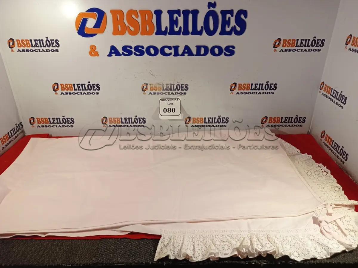 LOTE 080 - 01 COBRE LEITO, 01 COLCHA E 03 FRONHAS BORDADOS NA COR ROSA. (NO ESTADO EM QUE SE ENCONTRA) ATENÇÃO! FAZER A VISITAÇÃO ANTES DE ARREMATAR, NÃO SABEMOS SE FUNCIONA. LEILÃO NÃO TEM GARANTIA E NEM DEVOLUÇÃO, SUJEITO A POSSÍVEIS AVARIAS VISÍVEIS/OCULTAS E/OU AUSÊNCIA DE COMPONENTES.  