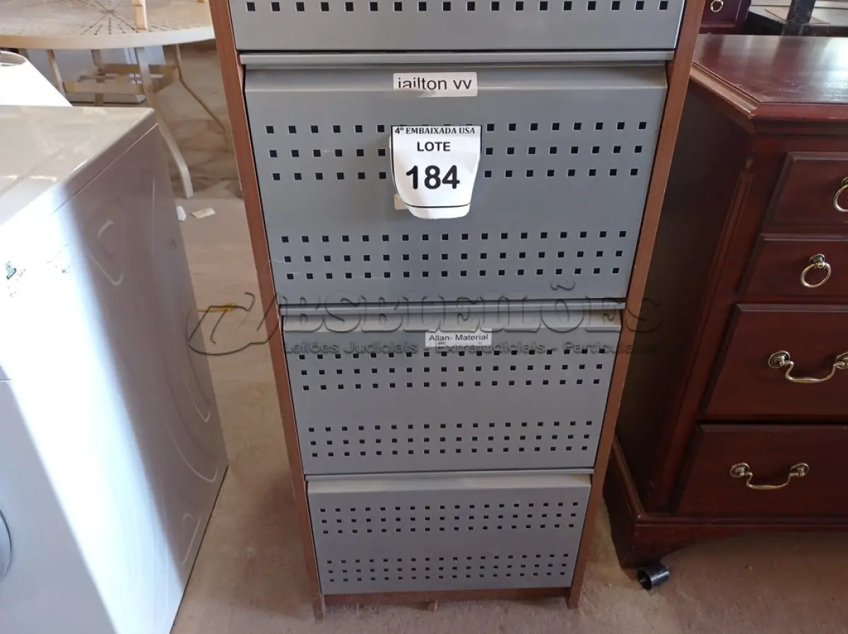 LOTE 184 - 01 ARQUIVO EM MADEIRA COM 4 GAVETAS EM AÇO (CABINET FILE). (NO ESTADO EM QUE SE ENCONTRA. SUJEITO A AVARIAS OCULTAS/VISÍVEIS.) 000071