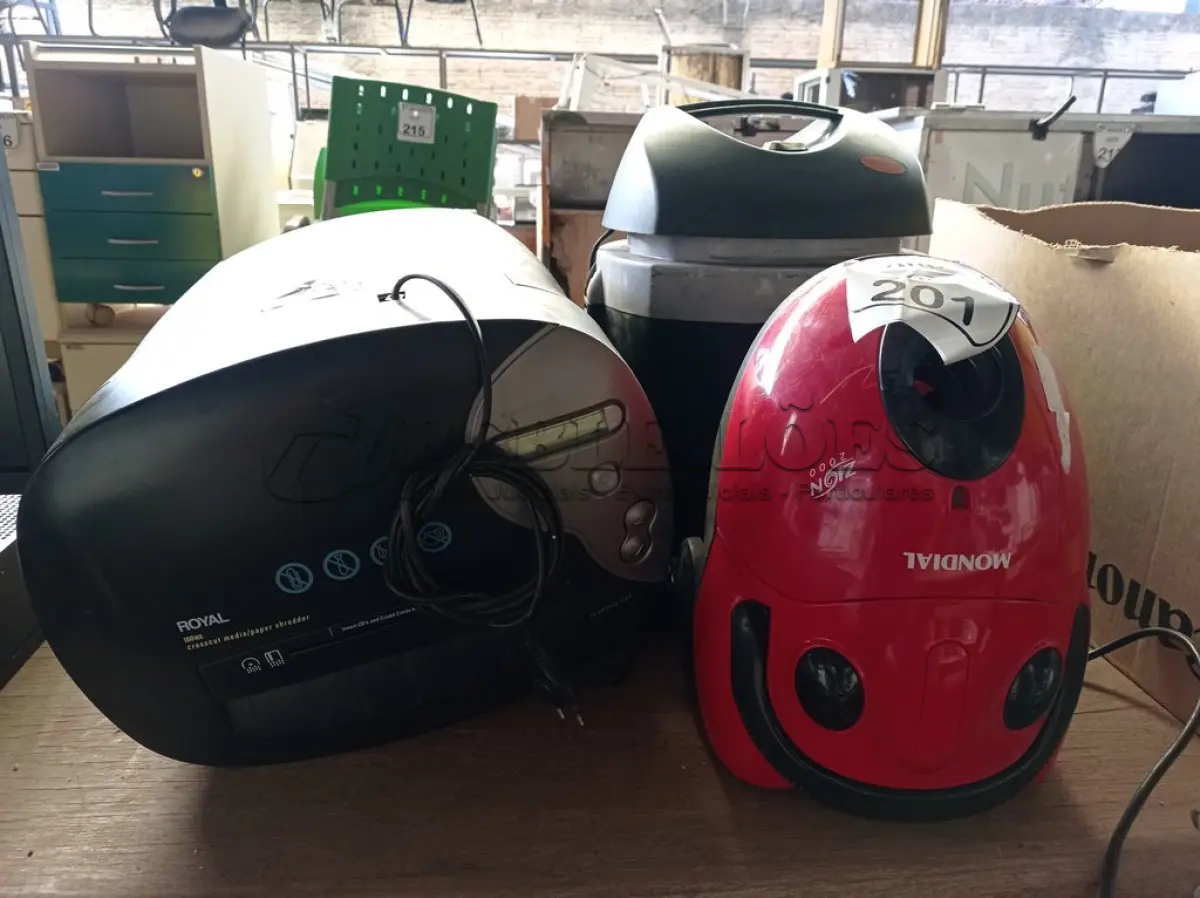 LOTE 201 - 02 ASPIRADORES DE PÓ E 01 FRAGMENTADORA DE PAPEL. (NO ESTADO) ATENÇÃO! FAZER A VISITAÇÃO ANTES DE ARREMATAR, NÃO SABEMOS SE FUNCIONA. LEILÃO NÃO TEM GARANTIA E NEM DEVOLUÇÃO, SUJEITO A POSSÍVEIS AVARIAS VISÍVEIS/OCULTAS E/OU AUSÊNCIA DE COMPONENTES.