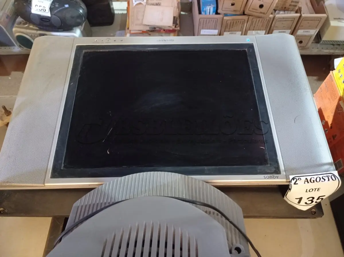 LOTE 135 - 04 APARELHOS DE TV SENDO 02 DE 32” POLEGADAS MARCA AOC, 01 TV  DE 20” POLEGADAS MARCA AQUOS SHARP E 1 TV DE TUBO MARCA PHILIPS 14” POLEGADAS PARA RETIRADA DE PEÇAS. (NO ESTADO) ATENÇÃO! FAZER A VISITAÇÃO ANTES DE ARREMATAR, NÃO SABEMOS SE FUNCIONA. LEILÃO NÃO TEM GARANTIA E NEM DEVOLUÇÃO, SUJEITO A POSSÍVEIS AVARIAS VISÍVEIS/OCULTAS E/OU AUSÊNCIA DE COMPONENTES.