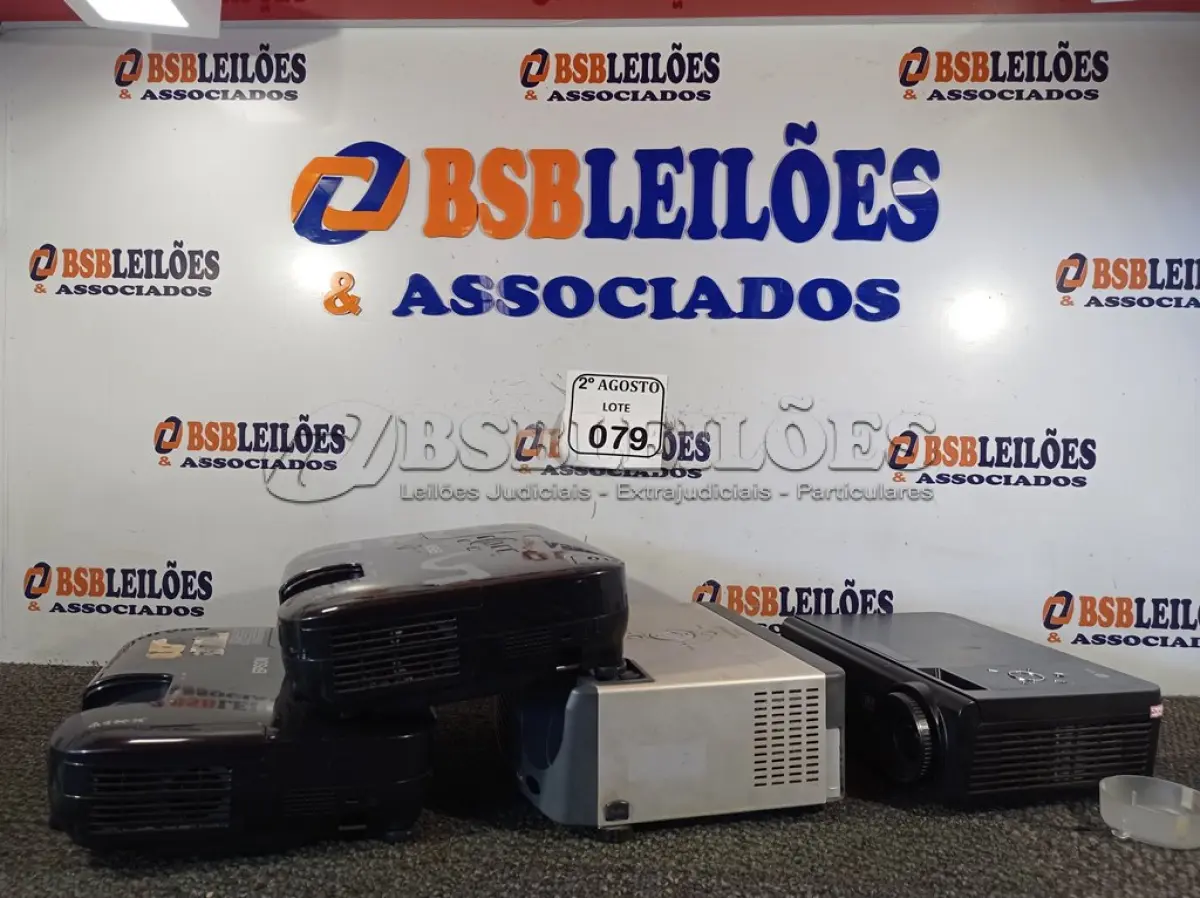 LOTE 079 - 04 PROJETORES MULTIMIDIA MARCAS E MODELOS DIVERSOS PARA RETIRADA DE PEÇAS. (NO ESTADO) ATENÇÃO! FAZER A VISITAÇÃO ANTES DE ARREMATAR, NÃO SABEMOS SE FUNCIONA. LEILÃO NÃO TEM GARANTIA E NEM DEVOLUÇÃO, SUJEITO A POSSÍVEIS AVARIAS VISÍVEIS/OCULTAS E/OU AUSÊNCIA DE COMPONENTES.