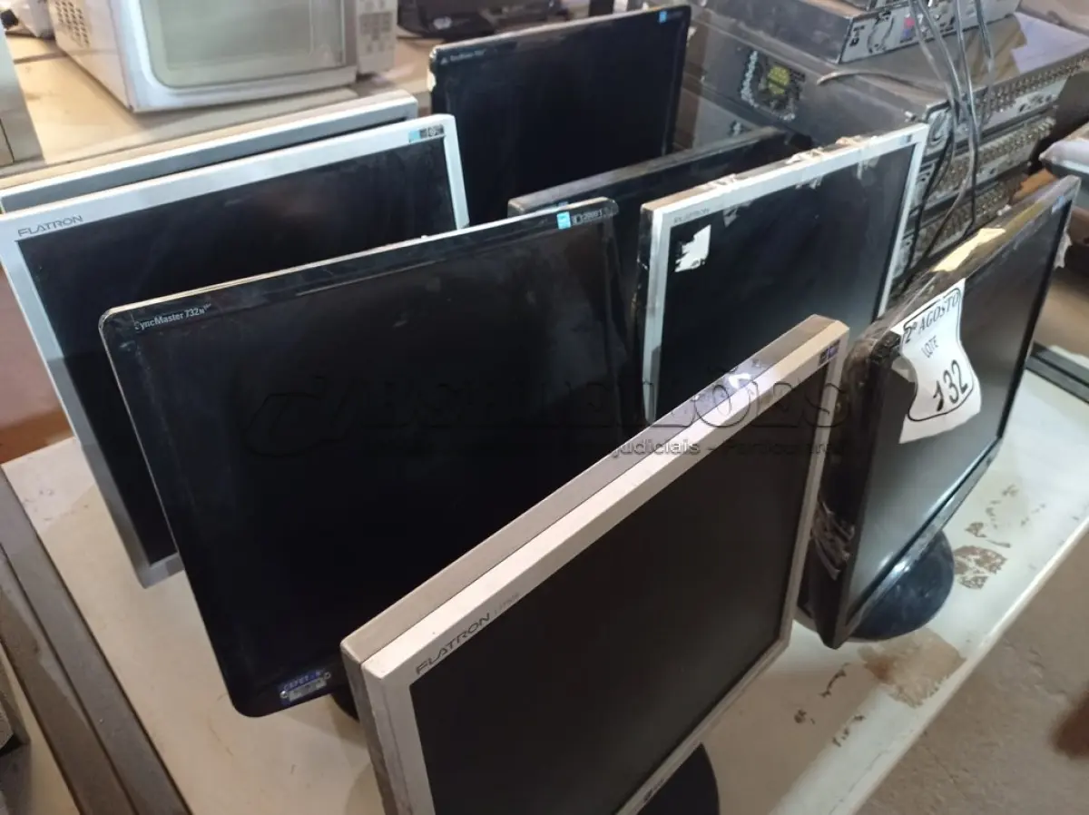LOTE 132 - 08 MONITORES LCD MARCAS E MODELOS DIVERSOS PARA RETIRADA DE PEÇAS. (NO ESTADO) ATENÇÃO! FAZER A VISITAÇÃO ANTES DE ARREMATAR, NÃO SABEMOS SE FUNCIONA. LEILÃO NÃO TEM GARANTIA E NEM DEVOLUÇÃO, SUJEITO A POSSÍVEIS AVARIAS VISÍVEIS/OCULTAS E/OU AUSÊNCIA DE COMPONENTES.