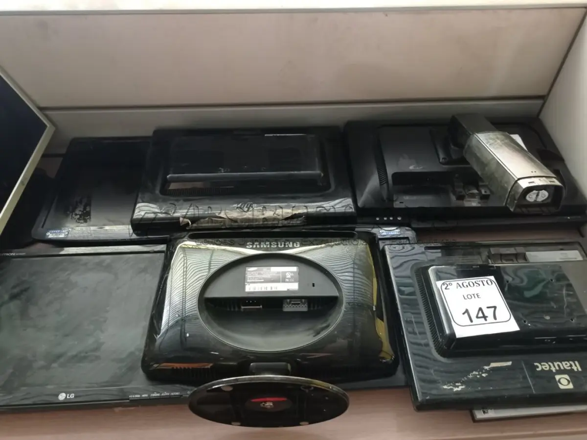 LOTE 147 - 11 MONITORES LCD MARCAS E MODELOS DIVERSOS PARA RETIRADA DE PEÇAS. (NO ESTADO) ATENÇÃO! FAZER A VISITAÇÃO ANTES DE ARREMATAR, NÃO SABEMOS SE FUNCIONA. LEILÃO NÃO TEM GARANTIA E NEM DEVOLUÇÃO, SUJEITO A POSSÍVEIS AVARIAS VISÍVEIS/OCULTAS E/OU AUSÊNCIA DE COMPONENTES.