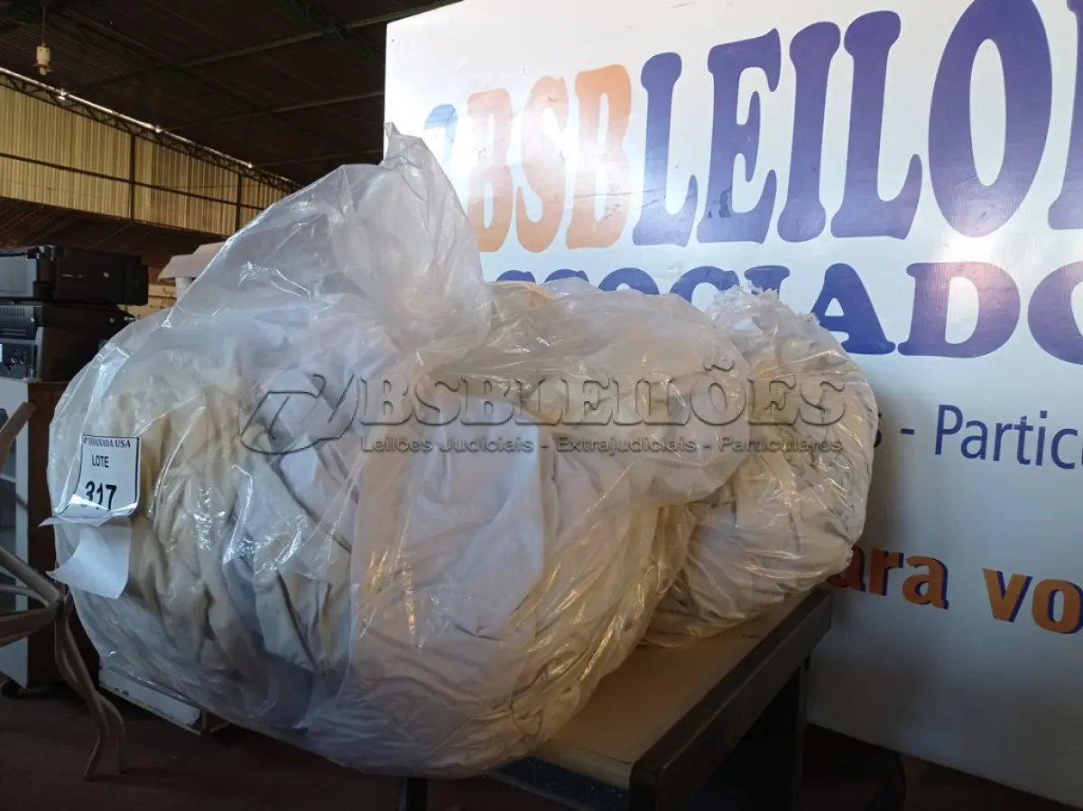 LOTE 317 - 01 LOTE COM 20 CORTINAS DIVERSAS (SACKS WITH CURTAINS). (NO ESTADO EM QUE SE ENCONTRA. SUJEITO A AVARIAS OCULTAS/VISÍVEIS.) 0000083