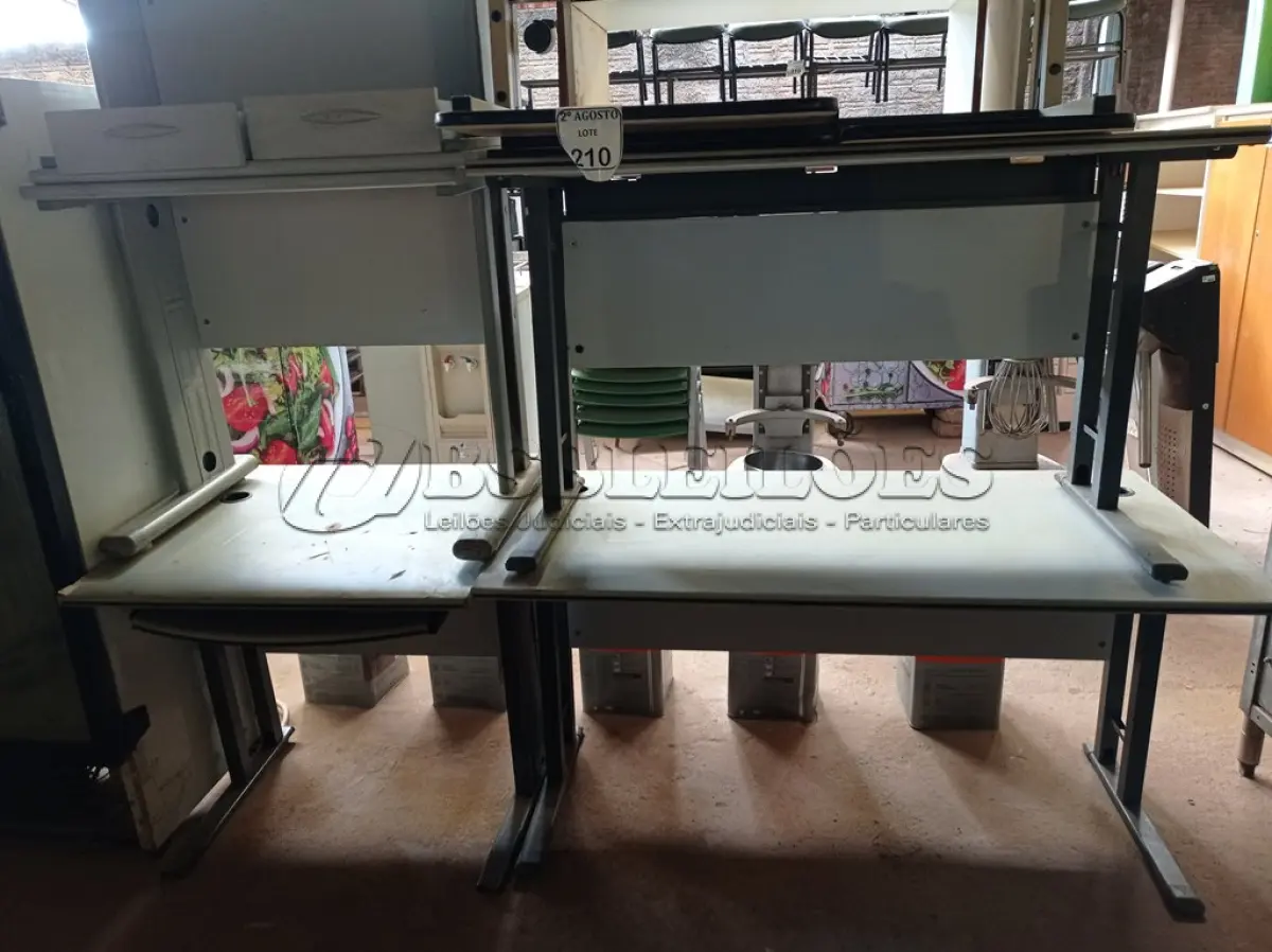LOTE 210 - 05 MESAS DE ESCRITÓRIO DE TAMANHOS DIVERSOS. (NO ESTADO) ATENÇÃO! FAZER A VISITAÇÃO ANTES DE ARREMATAR, NÃO SABEMOS SE FUNCIONA. LEILÃO NÃO TEM GARANTIA E NEM DEVOLUÇÃO, SUJEITO A POSSÍVEIS AVARIAS VISÍVEIS/OCULTAS E/OU AUSÊNCIA DE COMPONENTES.