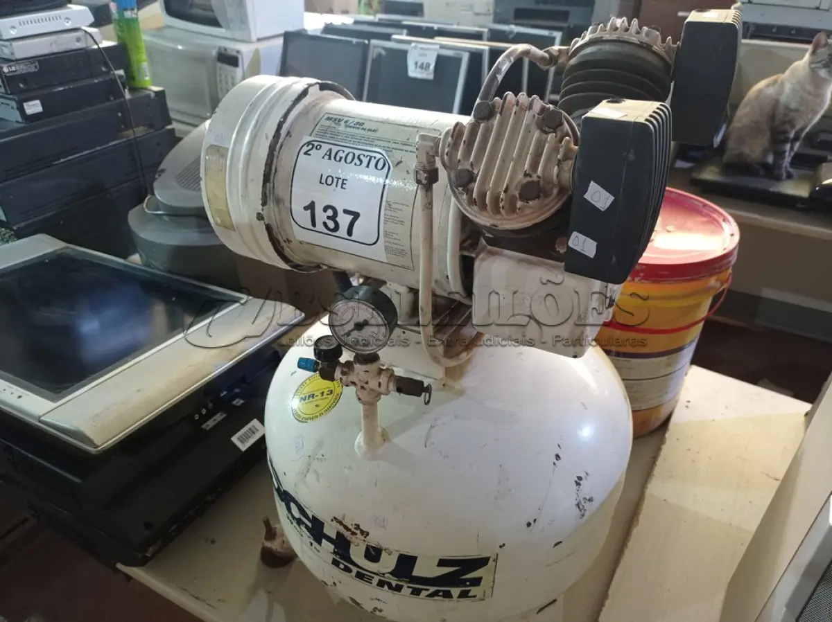 LOTE 137 - 01 COMPRESSOR ODONTOLÓGICO MARCA SCHULZ MODELO MSV-6 DE 220V. (NO ESTADO) ATENÇÃO! FAZER A VISITAÇÃO ANTES DE ARREMATAR, NÃO SABEMOS SE FUNCIONA. LEILÃO NÃO TEM GARANTIA E NEM DEVOLUÇÃO, SUJEITO A POSSÍVEIS AVARIAS VISÍVEIS/OCULTAS E/OU AUSÊNCIA DE COMPONENTES.