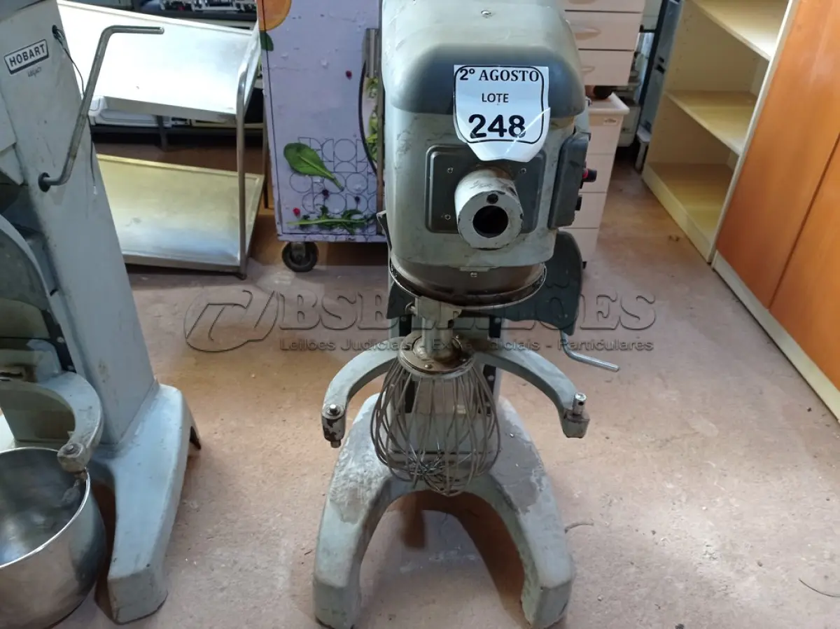 LOTE 248 - 01 BATEDEIRA INDUSTRIAL DE MASSAS MARCA HOBART. (NO ESTADO) ATENÇÃO! FAZER A VISITAÇÃO ANTES DE ARREMATAR, NÃO SABEMOS SE FUNCIONA. LEILÃO NÃO TEM GARANTIA E NEM DEVOLUÇÃO, SUJEITO A POSSÍVEIS AVARIAS VISÍVEIS/OCULTAS E/OU AUSÊNCIA DE COMPONENTES.