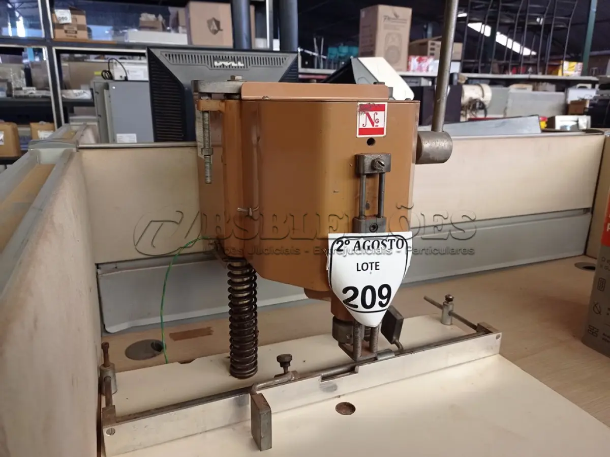 LOTE 209 - 01 FURADOR GRÁFICO INDUSTRIAL. (NO ESTADO) ATENÇÃO! FAZER A VISITAÇÃO ANTES DE ARREMATAR, NÃO SABEMOS SE FUNCIONA. LEILÃO NÃO TEM GARANTIA E NEM DEVOLUÇÃO, SUJEITO A POSSÍVEIS AVARIAS VISÍVEIS/OCULTAS E/OU AUSÊNCIA DE COMPONENTES.