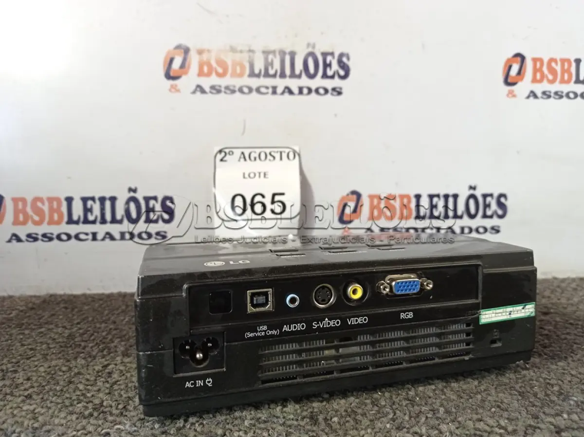 LOTE 065 - 01 PROJETOR MULTIMIDIA MARCA LG. (NO ESTADO) ATENÇÃO! FAZER A VISITAÇÃO ANTES DE ARREMATAR, NÃO SABEMOS SE FUNCIONA. LEILÃO NÃO TEM GARANTIA E NEM DEVOLUÇÃO, SUJEITO A POSSÍVEIS AVARIAS VISÍVEIS/OCULTAS E/OU AUSÊNCIA DE COMPONENTES.
