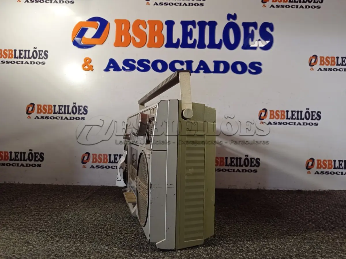 LOTE 038 - 01 RADIO 2 EM 1 MARCA TOSHIBA DE MODELO RT-110S. (NO ESTADO) ATENÇÃO! FAZER A VISITAÇÃO ANTES DE ARREMATAR, NÃO SABEMOS SE FUNCIONA. LEILÃO NÃO TEM GARANTIA E NEM DEVOLUÇÃO, SUJEITO A POSSÍVEIS AVARIAS VISÍVEIS/OCULTAS E/OU AUSÊNCIA DE COMPONENTES.