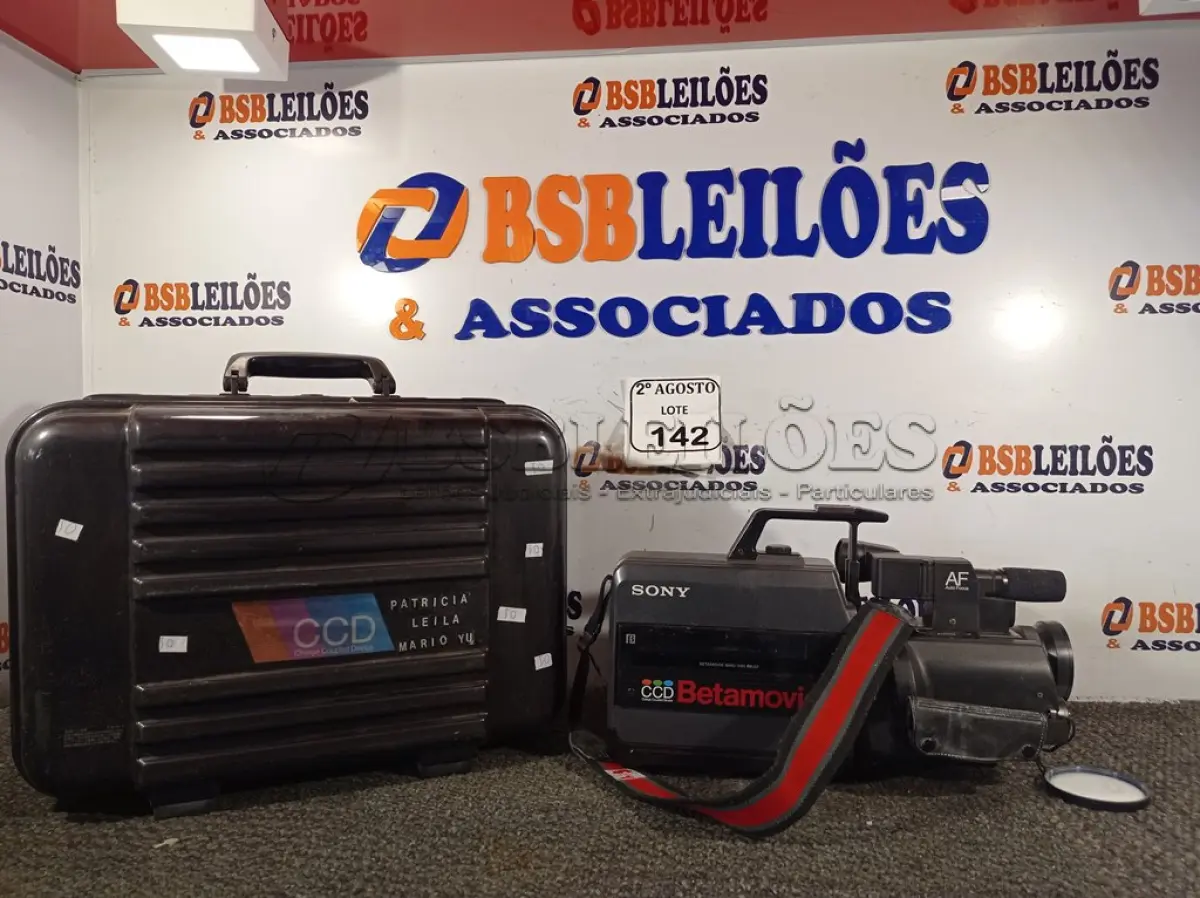 LOTE 142 - 01 FILMADORA MARCA SONY BETAMOVIE BMC-500 COM 03 BATERIAS, O CARREGADOR E A MALETA. (NO ESTADO) ATENÇÃO! FAZER A VISITAÇÃO ANTES DE ARREMATAR, NÃO SABEMOS SE FUNCIONA. LEILÃO NÃO TEM GARANTIA E NEM DEVOLUÇÃO, SUJEITO A POSSÍVEIS AVARIAS VISÍVEIS/OCULTAS E/OU AUSÊNCIA DE COMPONENTES.