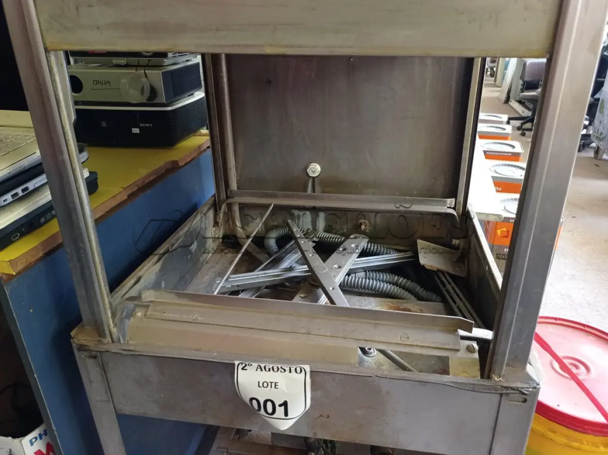 LOTE 001 - 01 LAVA-LOUÇAS INDUSTRIAL EM INOX INCOMPLETA, MODELO AMT2 MARCA HOBAT. (NO ESTADO) ATENÇÃO! FAZER A VISITAÇÃO ANTES DE ARREMATAR, NÃO SABEMOS SE FUNCIONA. LEILÃO NÃO TEM GARANTIA E NEM DEVOLUÇÃO, SUJEITO A POSSÍVEIS AVARIAS VISÍVEIS/OCULTAS E/OU AUSÊNCIA DE COMPONENTES.