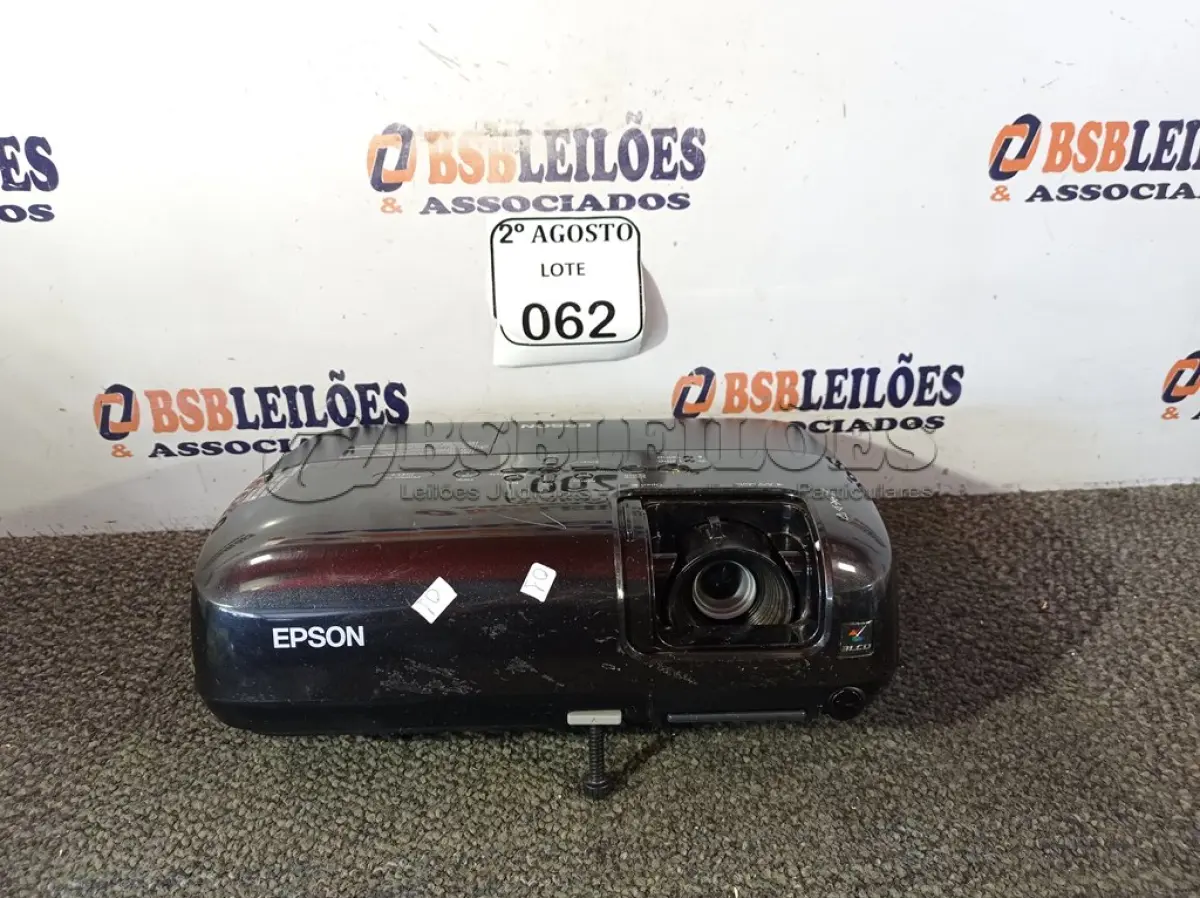 LOTE 062 - 01 PROJETOR DA MARCA EPSON DE 220V. (NO ESTADO) ATENÇÃO! FAZER A VISITAÇÃO ANTES DE ARREMATAR, NÃO SABEMOS SE FUNCIONA. LEILÃO NÃO TEM GARANTIA E NEM DEVOLUÇÃO, SUJEITO A POSSÍVEIS AVARIAS VISÍVEIS/OCULTAS E/OU AUSÊNCIA DE COMPONENTES.