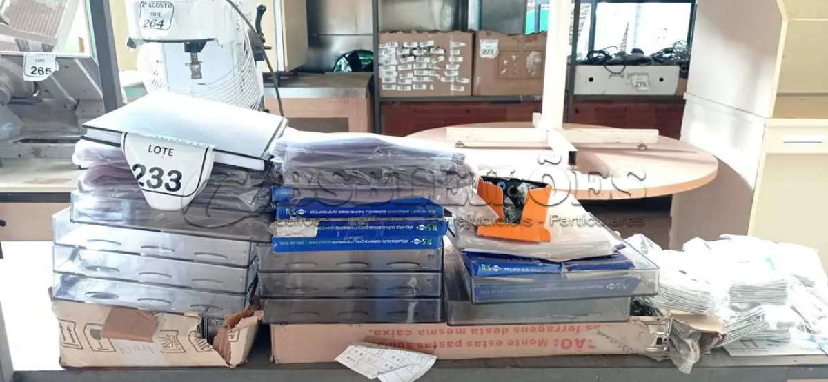 LOTE 233 - 01 LOTE COM MATERIAIS DIVERSOS PARA ESCRITÓRIO. (NO ESTADO) ATENÇÃO! FAZER A VISITAÇÃO ANTES DE ARREMATAR, NÃO SABEMOS SE FUNCIONA. LEILÃO NÃO TEM GARANTIA E NEM DEVOLUÇÃO, SUJEITO A POSSÍVEIS AVARIAS VISÍVEIS/OCULTAS E/OU AUSÊNCIA DE COMPONENTES.