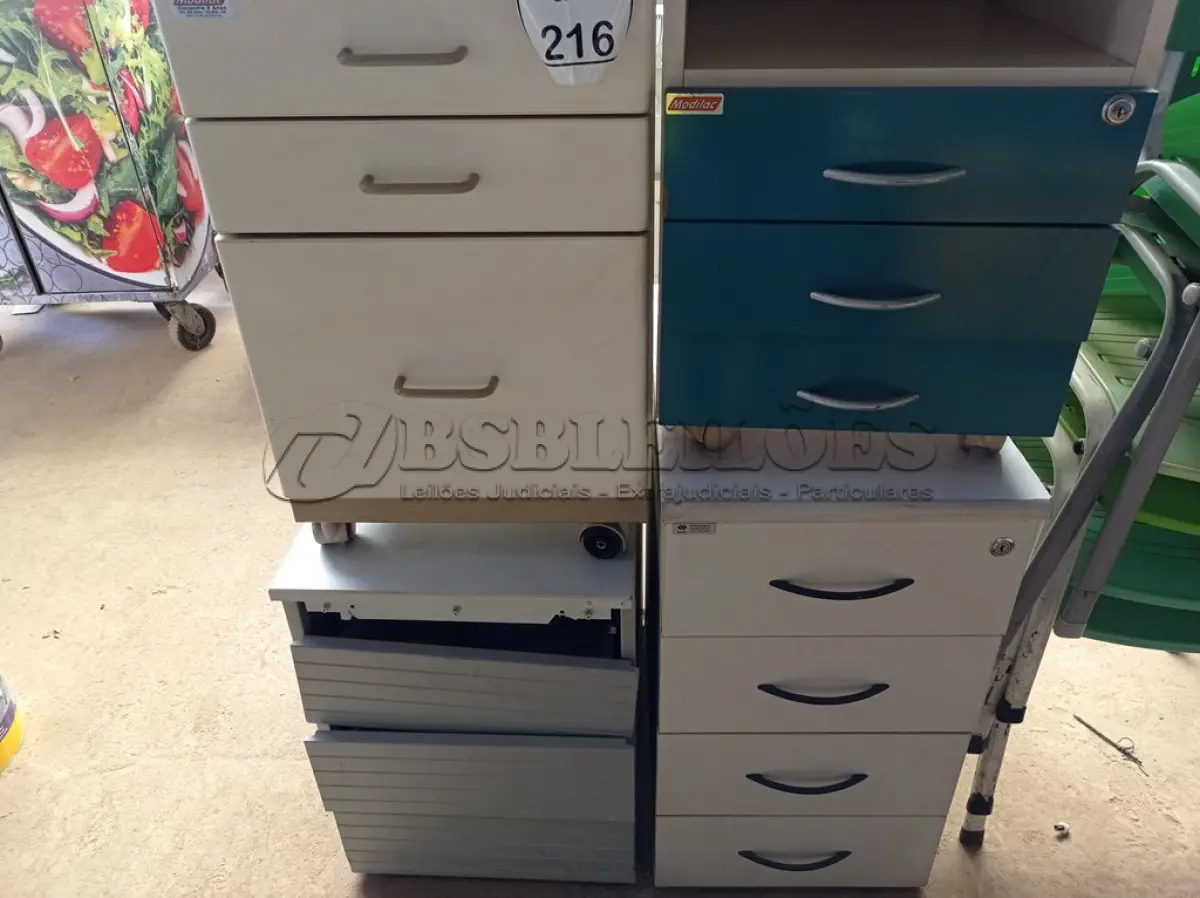 LOTE 216 - 04 GAVETEIROS DIVERSOS SENDO 01 DE FERRO. (NO ESTADO) ATENÇÃO! FAZER A VISITAÇÃO ANTES DE ARREMATAR, NÃO SABEMOS SE FUNCIONA. LEILÃO NÃO TEM GARANTIA E NEM DEVOLUÇÃO, SUJEITO A POSSÍVEIS AVARIAS VISÍVEIS/OCULTAS E/OU AUSÊNCIA DE COMPONENTES.