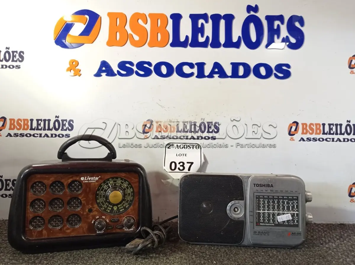 LOTE 037 - 02 RÁDIOS ANTIGOS MARCAS E MODELOS DIVERSOS. (NO ESTADO) ATENÇÃO! FAZER A VISITAÇÃO ANTES DE ARREMATAR, NÃO SABEMOS SE FUNCIONA. LEILÃO NÃO TEM GARANTIA E NEM DEVOLUÇÃO, SUJEITO A POSSÍVEIS AVARIAS VISÍVEIS/OCULTAS E/OU AUSÊNCIA DE COMPONENTES.