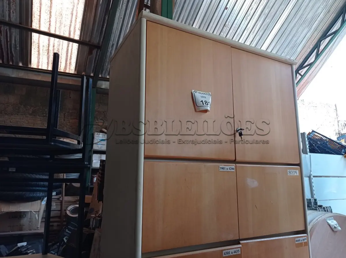 LOTE 181 - 01 ARMÁRIO ALTO COM 08 GAVETAS, 02 PORTAS PARA PASTAS SUSPENSAS. (NO ESTADO) ATENÇÃO! FAZER A VISITAÇÃO ANTES DE ARREMATAR, NÃO SABEMOS SE FUNCIONA. LEILÃO NÃO TEM GARANTIA E NEM DEVOLUÇÃO, SUJEITO A POSSÍVEIS AVARIAS VISÍVEIS/OCULTAS E/OU AUSÊNCIA DE COMPONENTES.