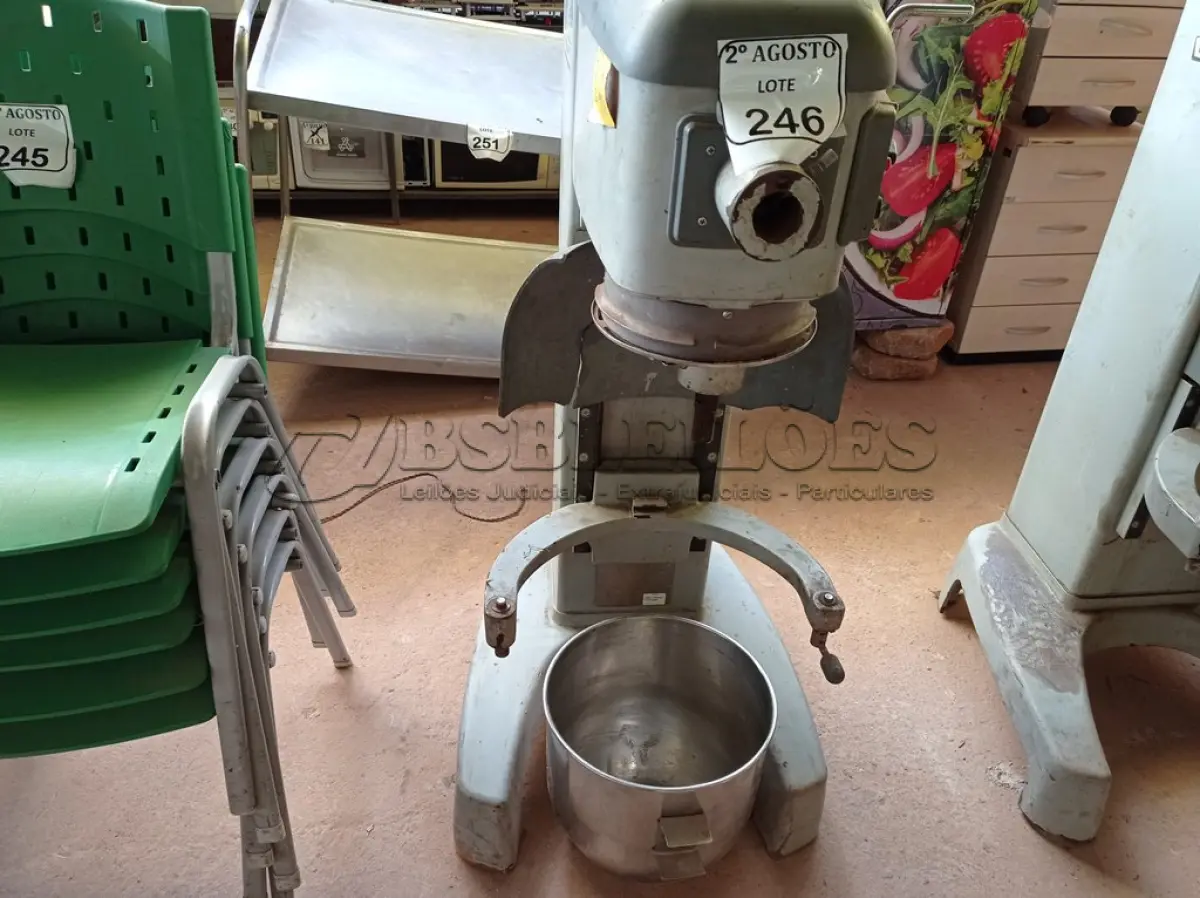 LOTE 246 - 01 BATEDEIRA INDUSTRIAL DE MASSAS MARCA HOBART. (NO ESTADO) ATENÇÃO! FAZER A VISITAÇÃO ANTES DE ARREMATAR, NÃO SABEMOS SE FUNCIONA. LEILÃO NÃO TEM GARANTIA E NEM DEVOLUÇÃO, SUJEITO A POSSÍVEIS AVARIAS VISÍVEIS/OCULTAS E/OU AUSÊNCIA DE COMPONENTES.