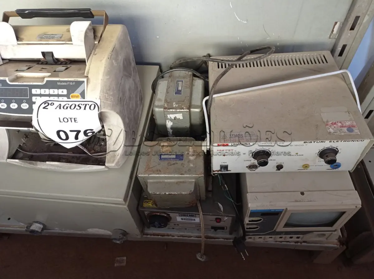LOTE 076 - LOTE COM 02 TRANSFORMADORES, 01 CONTADORA DE CÉDULA, 01 CAIXA ELÉTRICA PARA DISJUNTORES E VÁRIOS APARELHOS ELETRÔNICOS MARCAS E MODELOS DIVERSOS. (NO ESTADO) ATENÇÃO! FAZER A VISITAÇÃO ANTES DE ARREMATAR, NÃO SABEMOS SE FUNCIONA. LEILÃO NÃO TEM GARANTIA E NEM DEVOLUÇÃO, SUJEITO A POSSÍVEIS AVARIAS VISÍVEIS/OCULTAS E/OU AUSÊNCIA DE COMPONENTES.