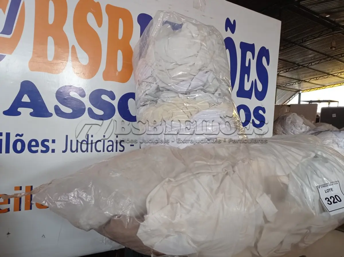 LOTE 320 - 01 LOTE COM 20 CORTINAS DIVERSAS (SACKS WITH CURTAINS). (NO ESTADO EM QUE SE ENCONTRA. SUJEITO A AVARIAS OCULTAS/VISÍVEIS.) 0000083