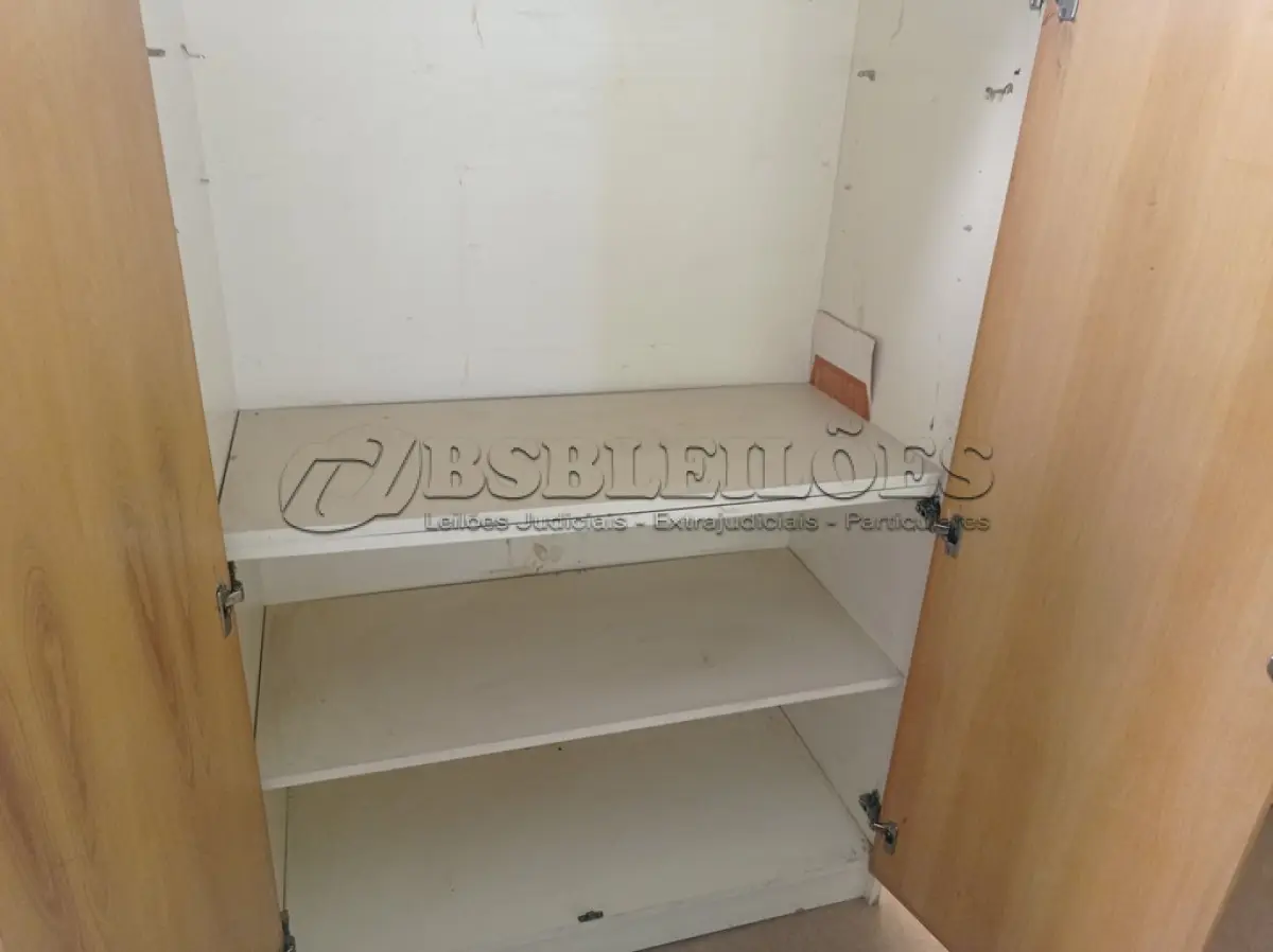 LOTE 219 - 01 ARMÁRIO PARA ESCRITÓRIO COM 02 PORTAS E 03 COMPARTIMENTOS. (NO ESTADO) ATENÇÃO! FAZER A VISITAÇÃO ANTES DE ARREMATAR, NÃO SABEMOS SE FUNCIONA. LEILÃO NÃO TEM GARANTIA E NEM DEVOLUÇÃO, SUJEITO A POSSÍVEIS AVARIAS VISÍVEIS/OCULTAS E/OU AUSÊNCIA DE COMPONENTES.