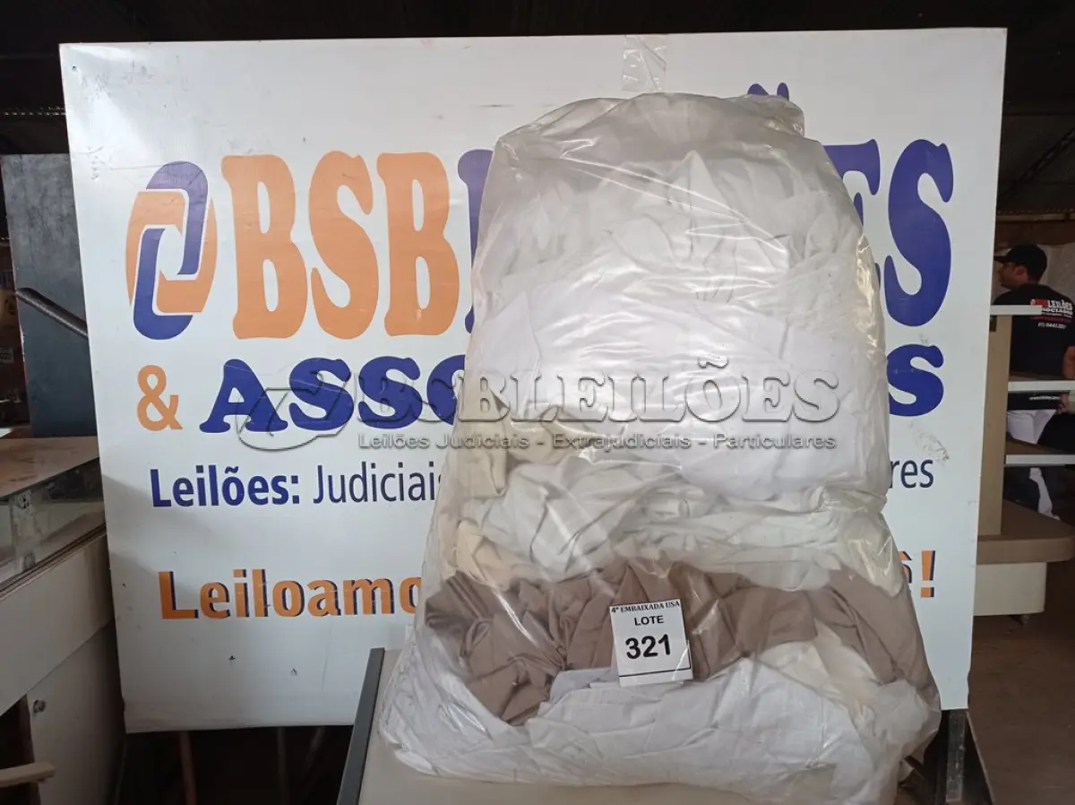 LOTE 321 - 01 LOTE COM 20 CORTINAS DIVERSAS (SACKS WITH CURTAINS). (NO ESTADO EM QUE SE ENCONTRA. SUJEITO A AVARIAS OCULTAS/VISÍVEIS.) 0000083