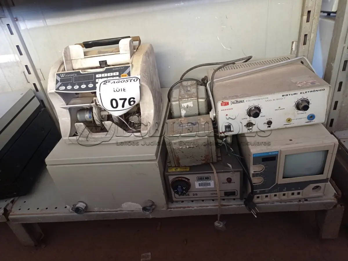 LOTE 076 - LOTE COM 02 TRANSFORMADORES, 01 CONTADORA DE CÉDULA, 01 CAIXA ELÉTRICA PARA DISJUNTORES E VÁRIOS APARELHOS ELETRÔNICOS MARCAS E MODELOS DIVERSOS. (NO ESTADO) ATENÇÃO! FAZER A VISITAÇÃO ANTES DE ARREMATAR, NÃO SABEMOS SE FUNCIONA. LEILÃO NÃO TEM GARANTIA E NEM DEVOLUÇÃO, SUJEITO A POSSÍVEIS AVARIAS VISÍVEIS/OCULTAS E/OU AUSÊNCIA DE COMPONENTES.