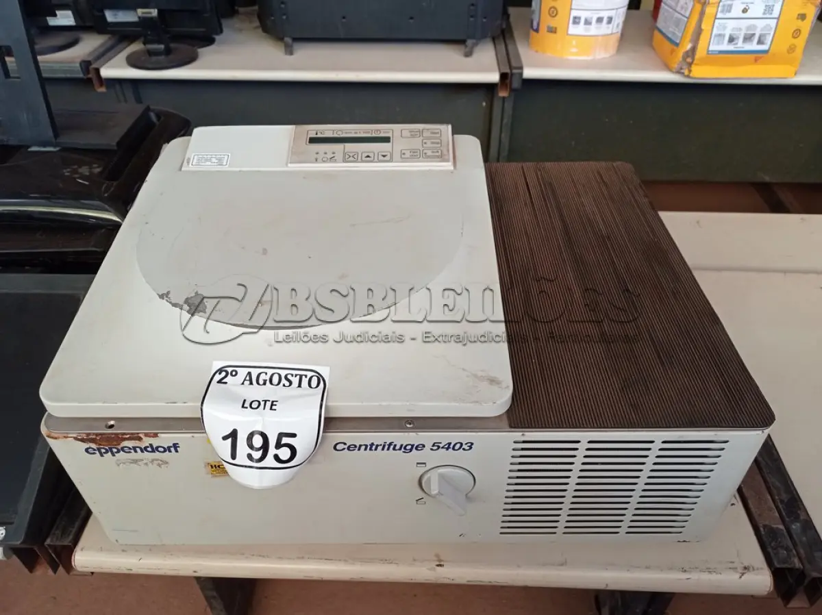 LOTE 195 - 01 CENTRIFUGA MARCA EPPENDORF. (NO ESTADO) ATENÇÃO! FAZER A VISITAÇÃO ANTES DE ARREMATAR, NÃO SABEMOS SE FUNCIONA. LEILÃO NÃO TEM GARANTIA E NEM DEVOLUÇÃO, SUJEITO A POSSÍVEIS AVARIAS VISÍVEIS/OCULTAS E/OU AUSÊNCIA DE COMPONENTES.