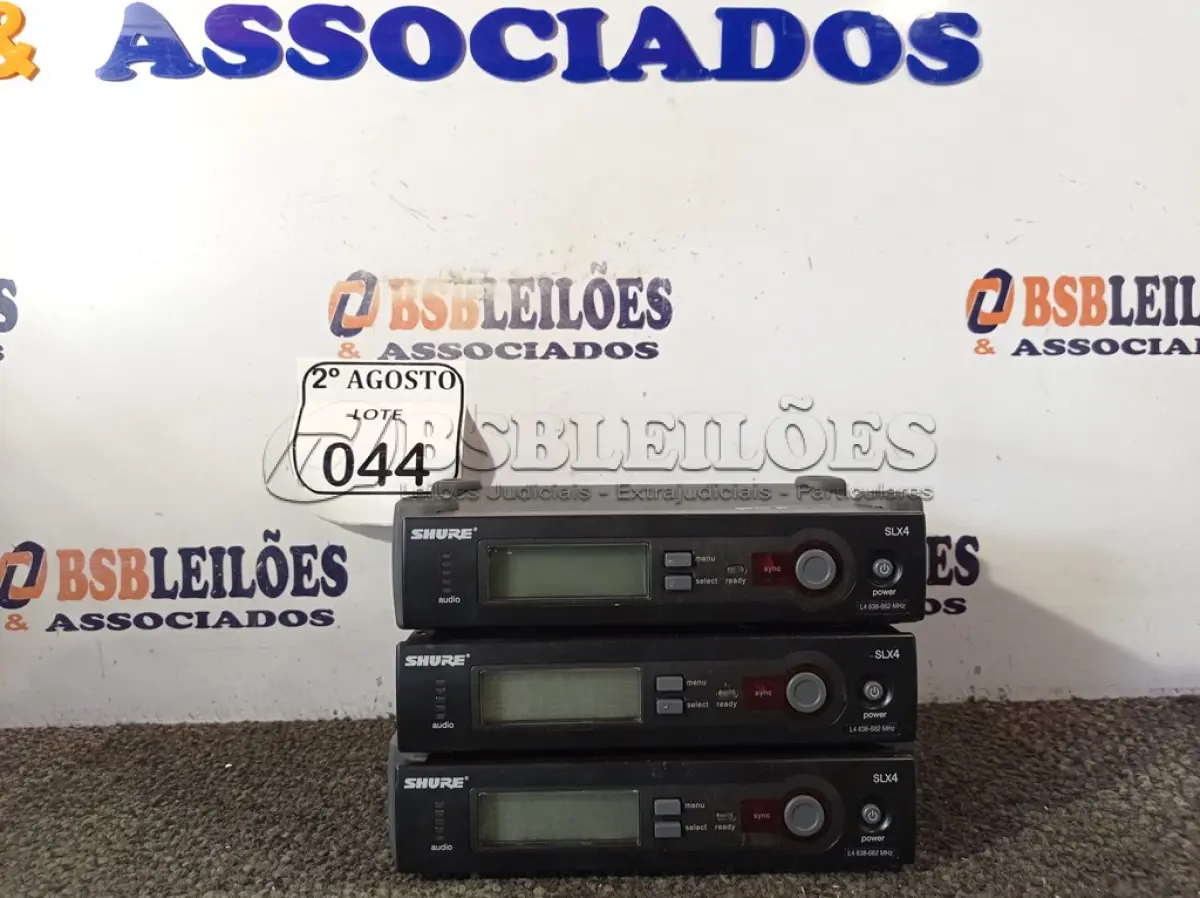 LOTE 044 - 03 RECEPTORES DE MICROFONE MARCA SHURE MODELO SLX4. (NO ESTADO) ATENÇÃO! FAZER A VISITAÇÃO ANTES DE ARREMATAR, NÃO SABEMOS SE FUNCIONA. LEILÃO NÃO TEM GARANTIA E NEM DEVOLUÇÃO, SUJEITO A POSSÍVEIS AVARIAS VISÍVEIS/OCULTAS E/OU AUSÊNCIA DE COMPONENTES.