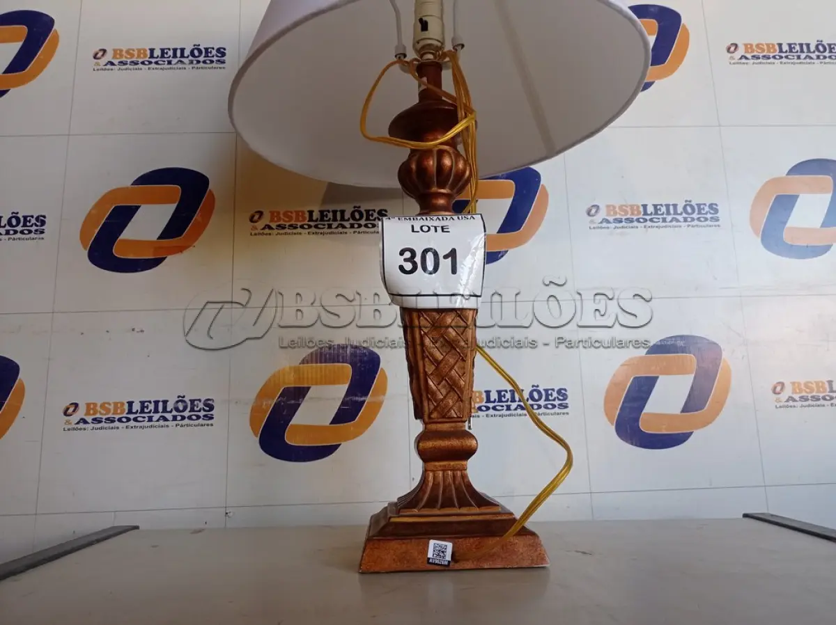 LOTE 301 - 01 ABAJUR COM CÚPULA (LAMP). (NO ESTADO EM QUE SE ENCONTRA. SUJEITO A AVARIAS OCULTAS/VISÍVEIS.) AV9626M