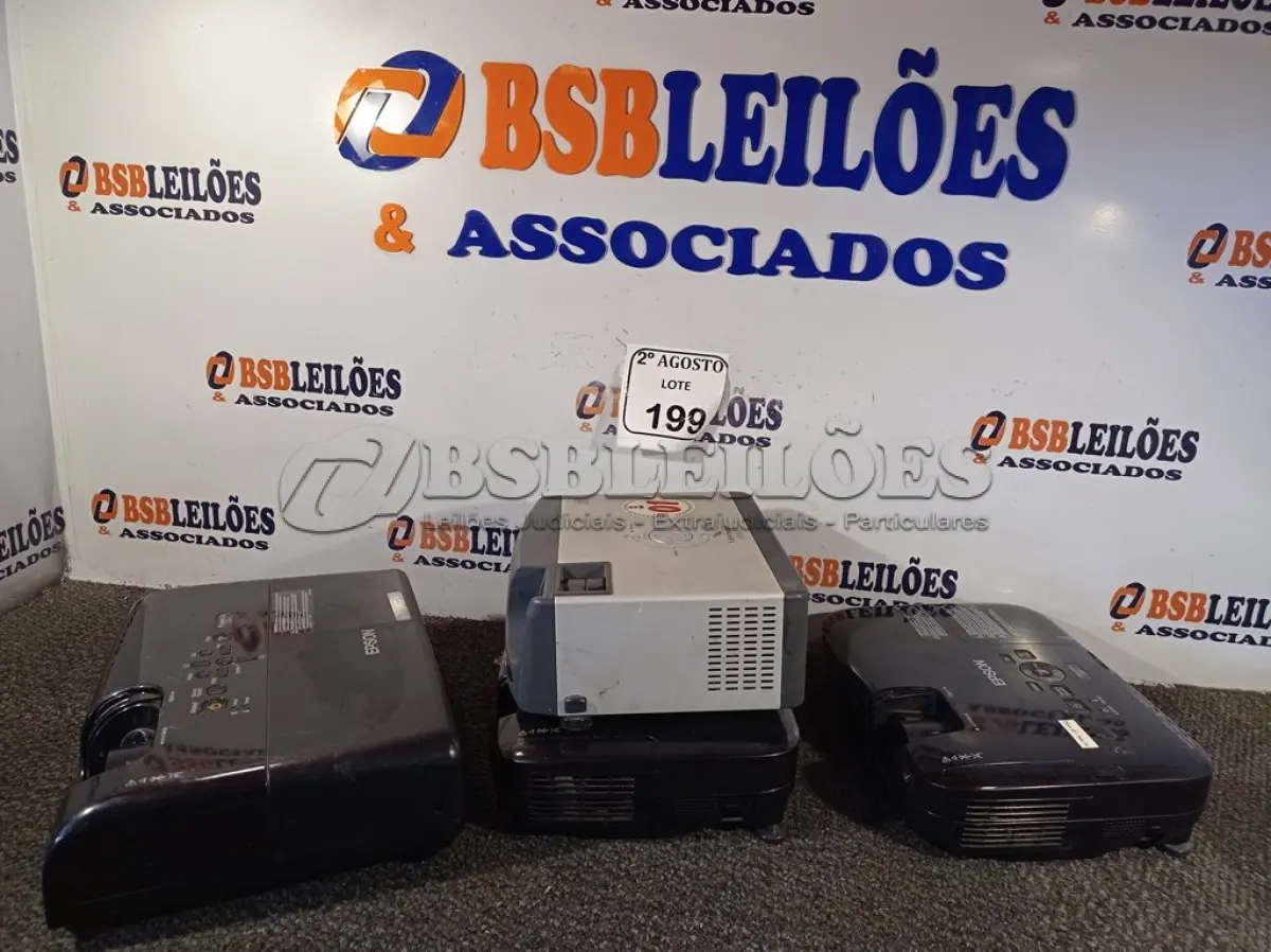 LOTE 199 - 04 PROJETORES MULTIMIDIA.  (NO ESTADO) ATENÇÃO! FAZER A VISITAÇÃO ANTES DE ARREMATAR, NÃO SABEMOS SE FUNCIONA. LEILÃO NÃO TEM GARANTIA E NEM DEVOLUÇÃO, SUJEITO A POSSÍVEIS AVARIAS VISÍVEIS/OCULTAS E/OU AUSÊNCIA DE COMPONENTES.