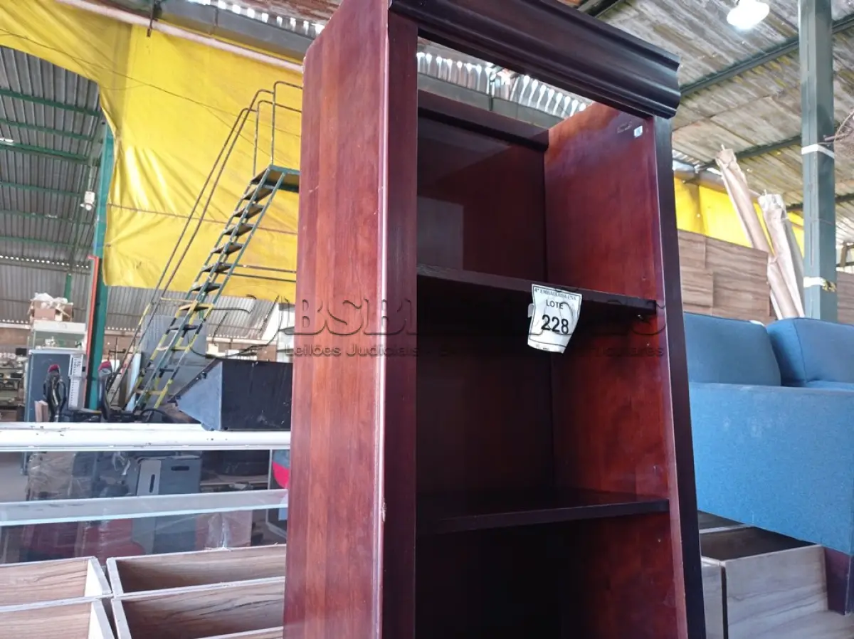 LOTE 228 - 01 ESTANTE EM MADEIRA COM 4 PRATELEIRAS (BOOKCASE).  (NO ESTADO EM QUE SE ENCONTRA. SUJEITO A AVARIAS OCULTAS/VISÍVEIS.) AE8005H