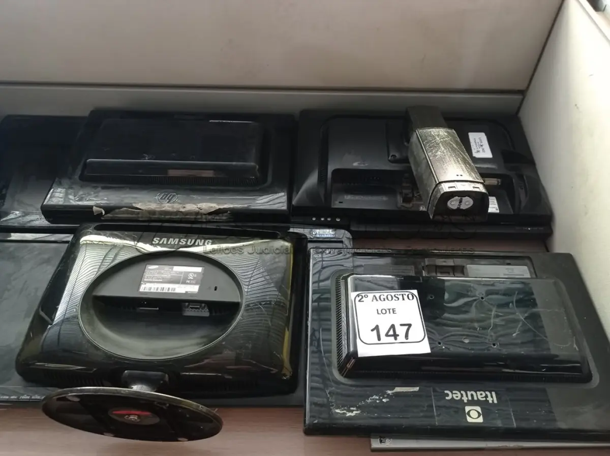 LOTE 147 - 11 MONITORES LCD MARCAS E MODELOS DIVERSOS PARA RETIRADA DE PEÇAS. (NO ESTADO) ATENÇÃO! FAZER A VISITAÇÃO ANTES DE ARREMATAR, NÃO SABEMOS SE FUNCIONA. LEILÃO NÃO TEM GARANTIA E NEM DEVOLUÇÃO, SUJEITO A POSSÍVEIS AVARIAS VISÍVEIS/OCULTAS E/OU AUSÊNCIA DE COMPONENTES.