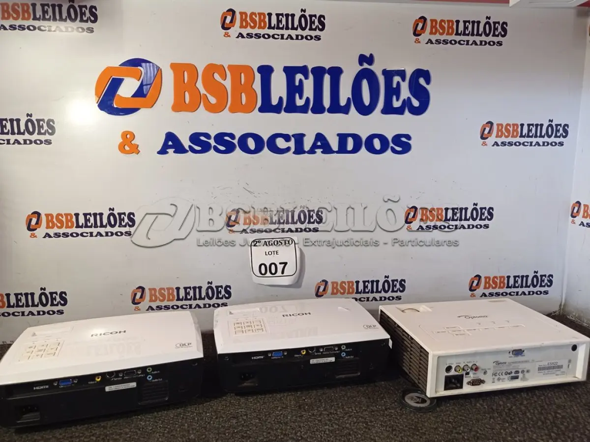 LOTE 007 - 03 PROJETORES PARA RETIRADA DE PEÇAS, MARCAS E MODELOS DIVERSOS. (NO ESTADO) ATENÇÃO! FAZER A VISITAÇÃO ANTES DE ARREMATAR, NÃO SABEMOS SE FUNCIONA. LEILÃO NÃO TEM GARANTIA E NEM DEVOLUÇÃO, SUJEITO A POSSÍVEIS AVARIAS VISÍVEIS/OCULTAS E/OU AUSÊNCIA DE COMPONENTES.