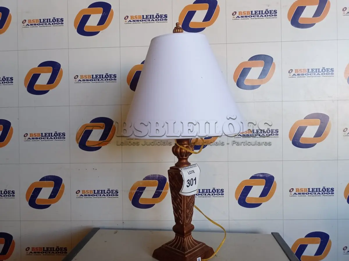 LOTE 301 - 01 ABAJUR COM CÚPULA (LAMP). (NO ESTADO EM QUE SE ENCONTRA. SUJEITO A AVARIAS OCULTAS/VISÍVEIS.) AV9626M