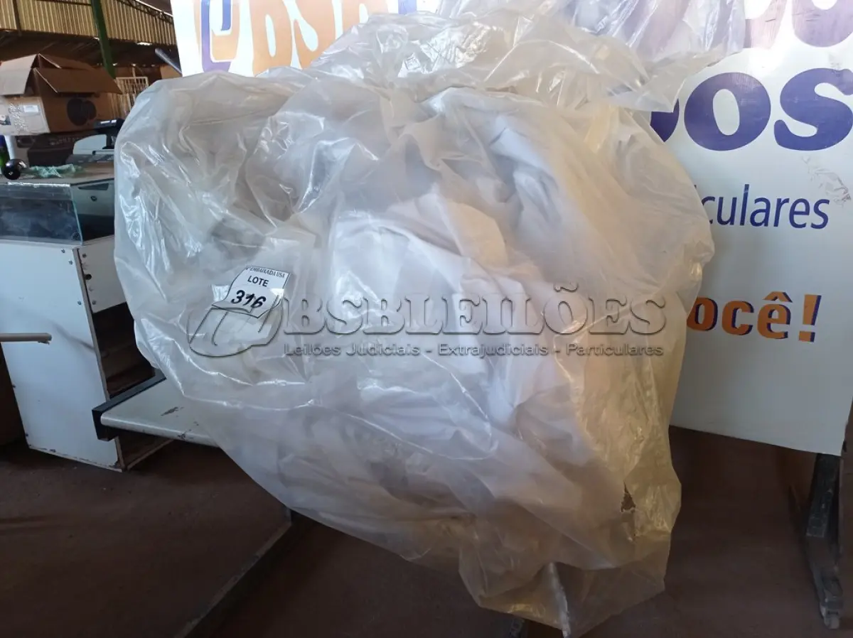 LOTE 316 - 01 LOTE COM 20 CORTINAS DIVERSAS (SACKS WITH CURTAINS). (NO ESTADO EM QUE SE ENCONTRA. SUJEITO A AVARIAS OCULTAS/VISÍVEIS.) 0000083
