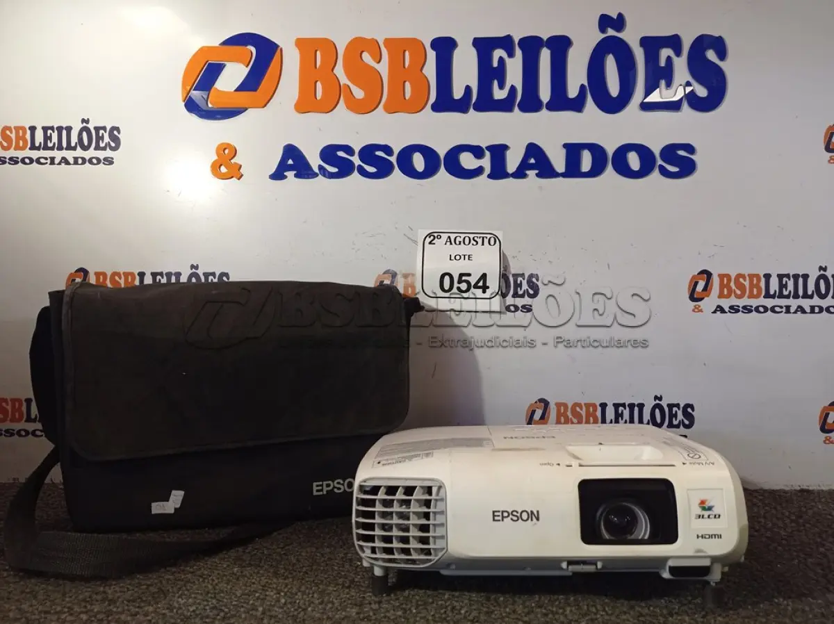 LOTE 054 - 01 PROJETOR MARCA EPSON COM CASE. (NO ESTADO) ATENÇÃO! FAZER A VISITAÇÃO ANTES DE ARREMATAR, NÃO SABEMOS SE FUNCIONA. LEILÃO NÃO TEM GARANTIA E NEM DEVOLUÇÃO, SUJEITO A POSSÍVEIS AVARIAS VISÍVEIS/OCULTAS E/OU AUSÊNCIA DE COMPONENTES.