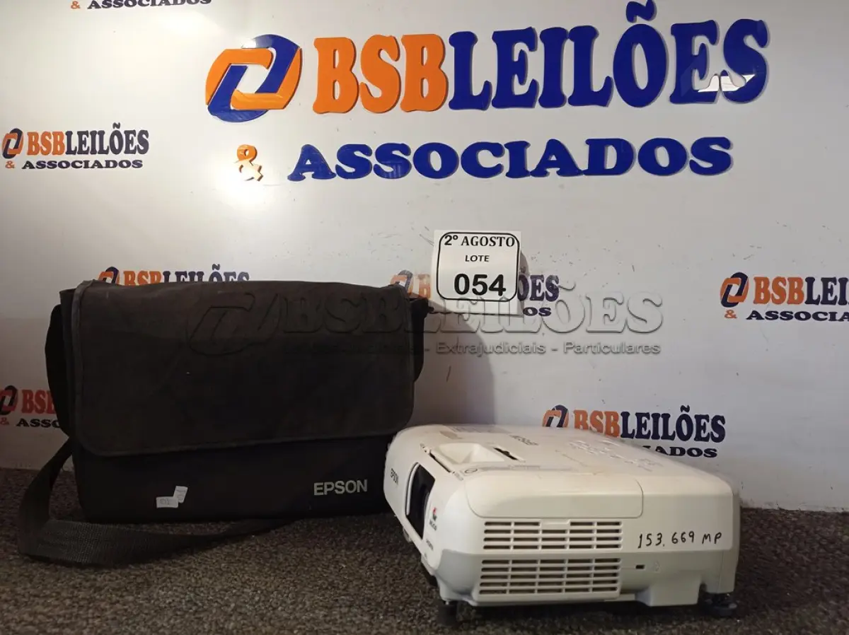 LOTE 054 - 01 PROJETOR MARCA EPSON COM CASE. (NO ESTADO) ATENÇÃO! FAZER A VISITAÇÃO ANTES DE ARREMATAR, NÃO SABEMOS SE FUNCIONA. LEILÃO NÃO TEM GARANTIA E NEM DEVOLUÇÃO, SUJEITO A POSSÍVEIS AVARIAS VISÍVEIS/OCULTAS E/OU AUSÊNCIA DE COMPONENTES.