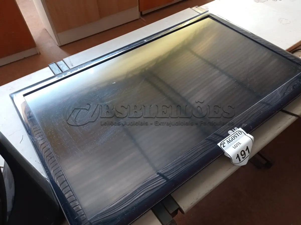 LOTE 191 - 01 TV LG 40” POLEGADAS. (NO ESTADO) ATENÇÃO! FAZER A VISITAÇÃO ANTES DE ARREMATAR, NÃO SABEMOS SE FUNCIONA. LEILÃO NÃO TEM GARANTIA E NEM DEVOLUÇÃO, SUJEITO A POSSÍVEIS AVARIAS VISÍVEIS/OCULTAS E/OU AUSÊNCIA DE COMPONENTES.