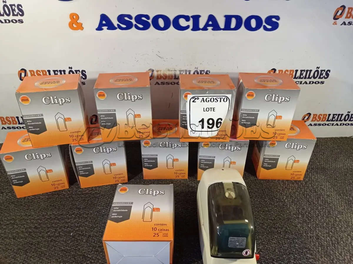 LOTE 196 - 10 CAIXAS DE CLIPE DE PAPEL E 01 GRAMPEADOR ELÉTRICO. (NO ESTADO) ATENÇÃO! FAZER A VISITAÇÃO ANTES DE ARREMATAR, NÃO SABEMOS SE FUNCIONA. LEILÃO NÃO TEM GARANTIA E NEM DEVOLUÇÃO, SUJEITO A POSSÍVEIS AVARIAS VISÍVEIS/OCULTAS E/OU AUSÊNCIA DE COMPONENTES.