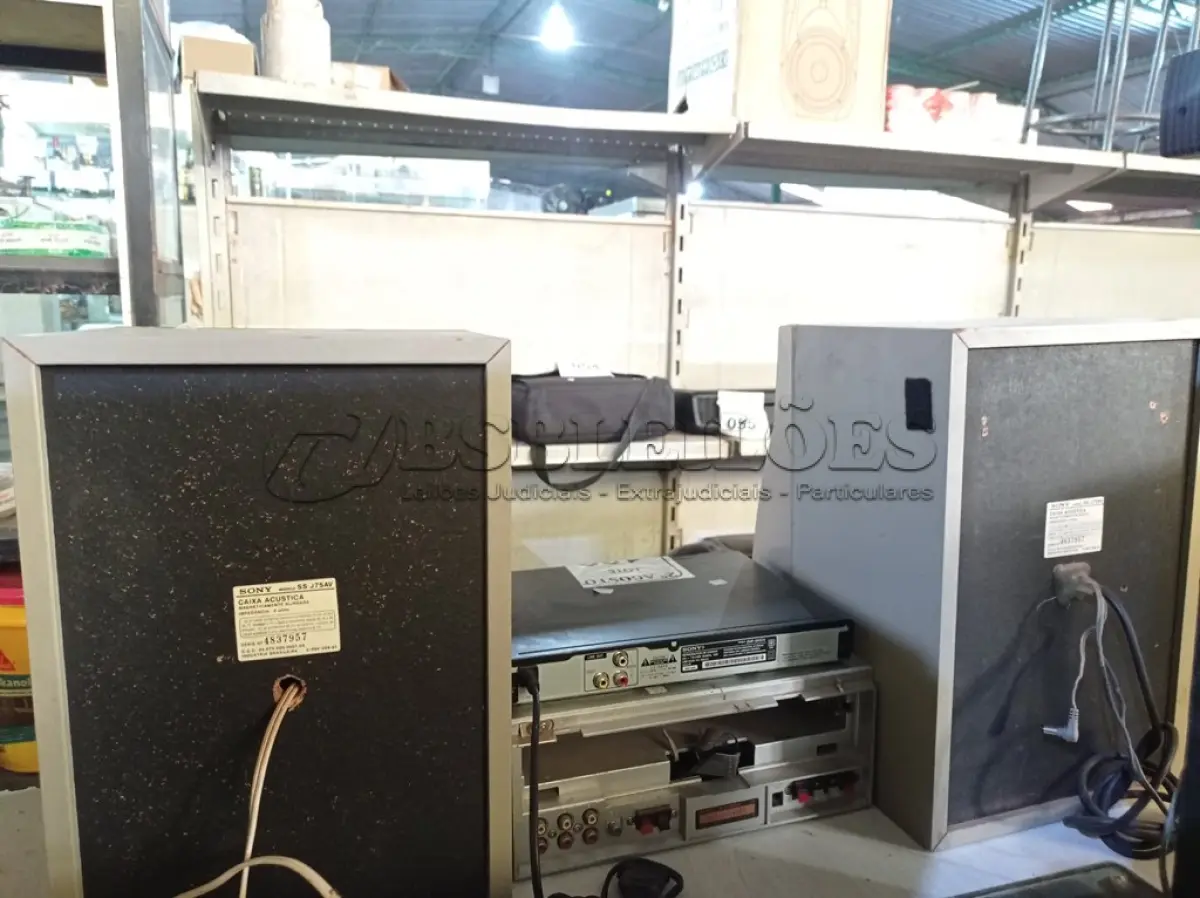 LOTE 139 - 01 RECEIVER MARCA AKAI, 02 CAIXAS SOM E 01 APARELHO DE DVD MARCA SONY. (NO ESTADO) ATENÇÃO! FAZER A VISITAÇÃO ANTES DE ARREMATAR, NÃO SABEMOS SE FUNCIONA. LEILÃO NÃO TEM GARANTIA E NEM DEVOLUÇÃO, SUJEITO A POSSÍVEIS AVARIAS VISÍVEIS/OCULTAS E/OU AUSÊNCIA DE COMPONENTES.