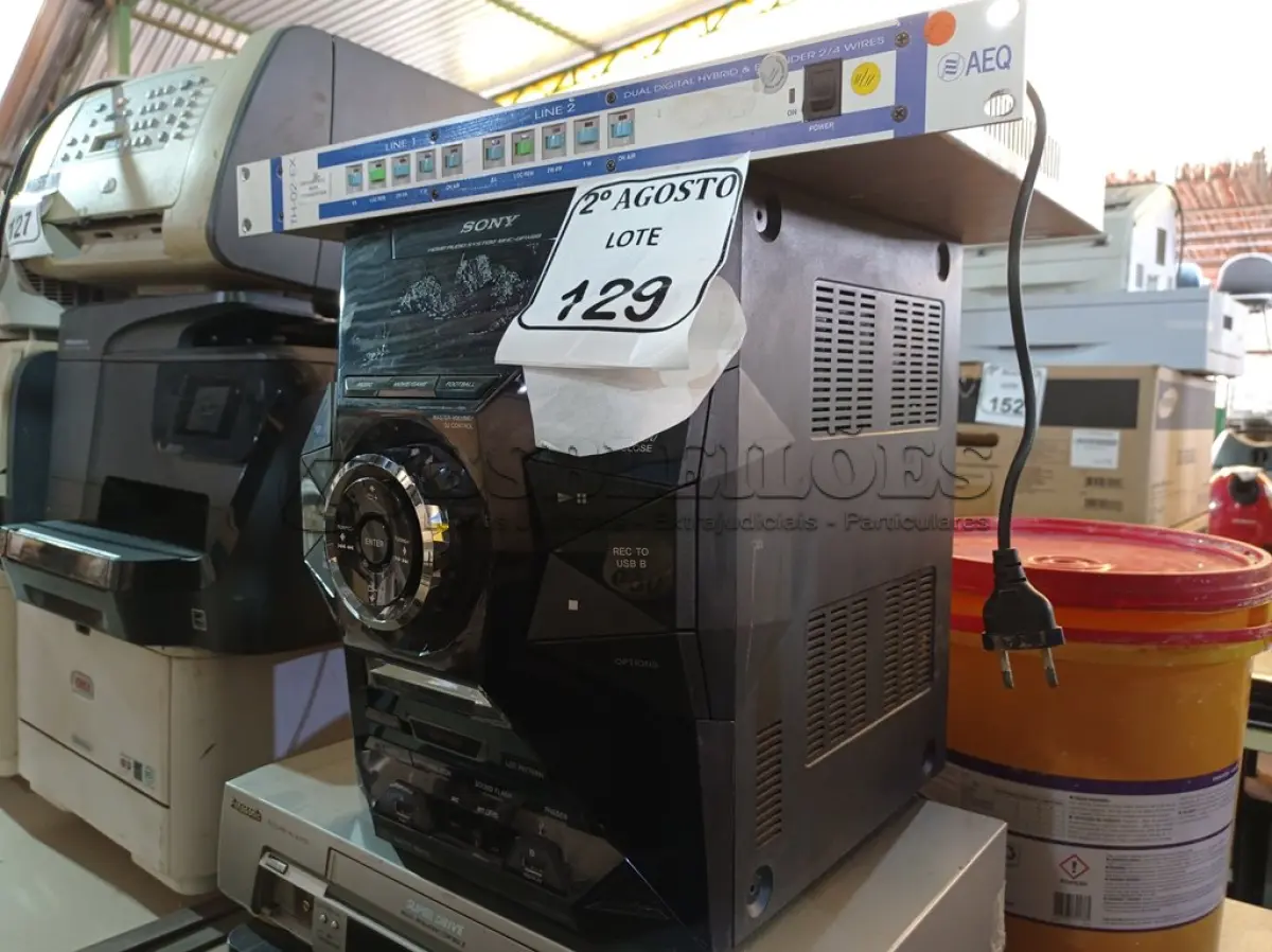LOTE 129 - 01 APARELHO DE SOM, 02 VIDEOCASSETES E 01 MIXER DE MICROFONES. (NO ESTADO) ATENÇÃO! FAZER A VISITAÇÃO ANTES DE ARREMATAR, NÃO SABEMOS SE FUNCIONA. LEILÃO NÃO TEM GARANTIA E NEM DEVOLUÇÃO, SUJEITO A POSSÍVEIS AVARIAS VISÍVEIS/OCULTAS E/OU AUSÊNCIA DE COMPONENTES.