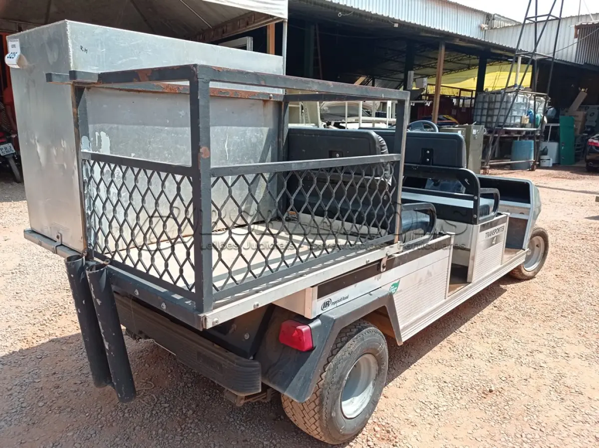 LOTE 325 - 01 CARRINHO DE GOLFE CLUB CAR TRANSPORTER 4. (NO ESTADO) (GOLF CART) (WITHOUT KEYS) (NO ESTADO EM QUE SE ENCONTRA. SUJEITO A AVARIAS OCULTAS/VISÍVEIS.) AV9495Y