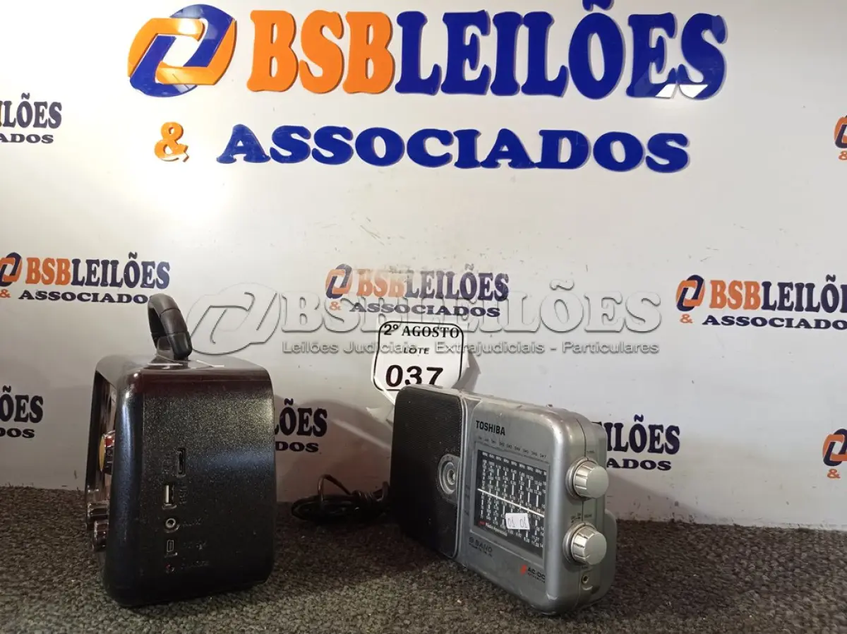 LOTE 037 - 02 RÁDIOS ANTIGOS MARCAS E MODELOS DIVERSOS. (NO ESTADO) ATENÇÃO! FAZER A VISITAÇÃO ANTES DE ARREMATAR, NÃO SABEMOS SE FUNCIONA. LEILÃO NÃO TEM GARANTIA E NEM DEVOLUÇÃO, SUJEITO A POSSÍVEIS AVARIAS VISÍVEIS/OCULTAS E/OU AUSÊNCIA DE COMPONENTES.