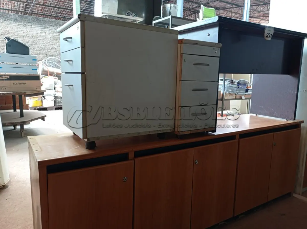 LOTE 221 - 01 ARMÁRIO BAIXO COM 05 PORTAS E 01 MESA DE ESCRITÓRIO COM 02 GAVETEIROS. (NO ESTADO) ATENÇÃO! FAZER A VISITAÇÃO ANTES DE ARREMATAR, NÃO SABEMOS SE FUNCIONA. LEILÃO NÃO TEM GARANTIA E NEM DEVOLUÇÃO, SUJEITO A POSSÍVEIS AVARIAS VISÍVEIS/OCULTAS E/OU AUSÊNCIA DE COMPONENTES.