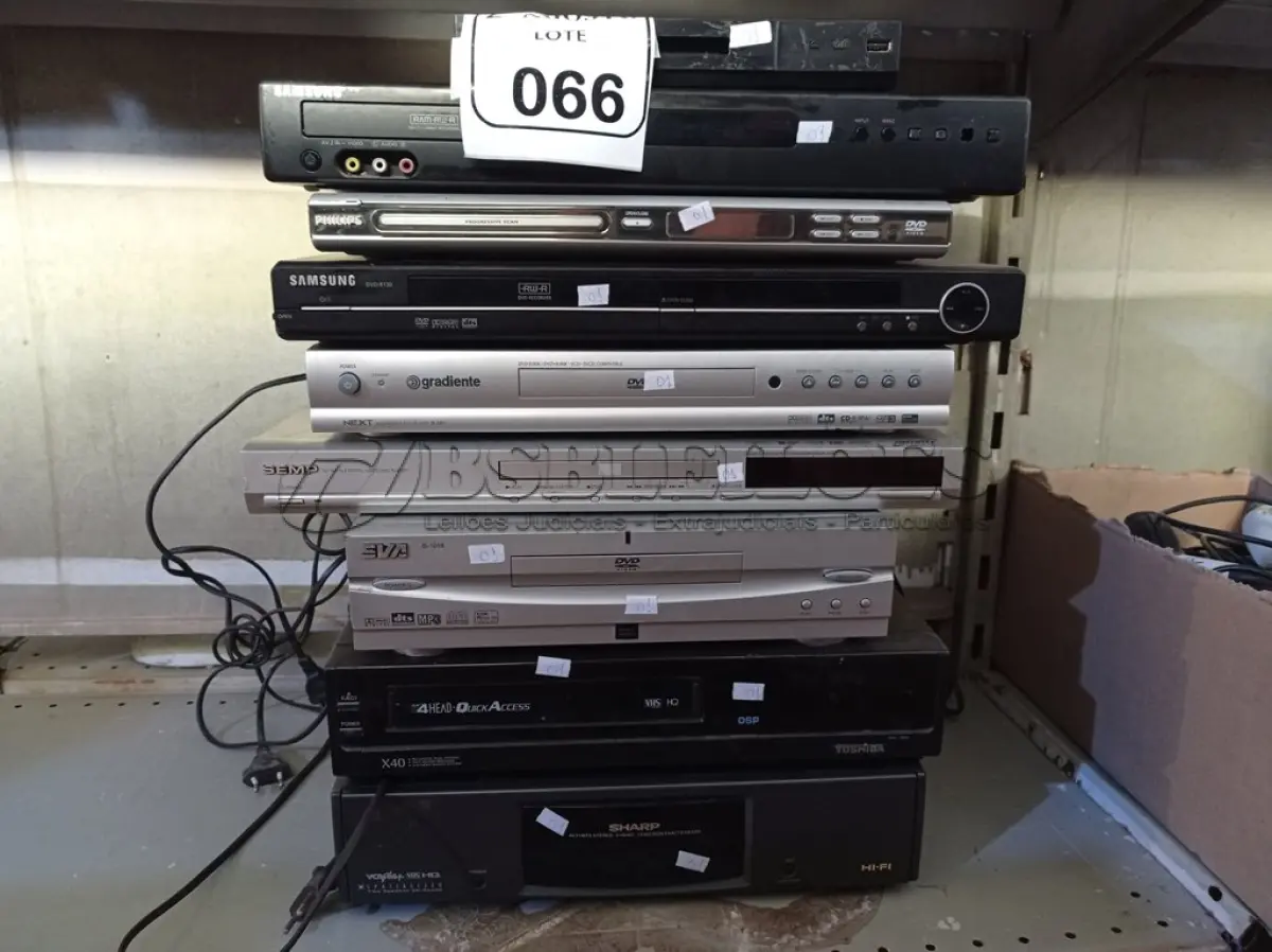 LOTE 066 - 02 VIDEOCASSETES E VÁRIOS APARELHOS DVDS MARCAS E MODELOS DIVERSOS. (NO ESTADO) ATENÇÃO! FAZER A VISITAÇÃO ANTES DE ARREMATAR, NÃO SABEMOS SE FUNCIONA. LEILÃO NÃO TEM GARANTIA E NEM DEVOLUÇÃO, SUJEITO A POSSÍVEIS AVARIAS VISÍVEIS/OCULTAS E/OU AUSÊNCIA DE COMPONENTES.