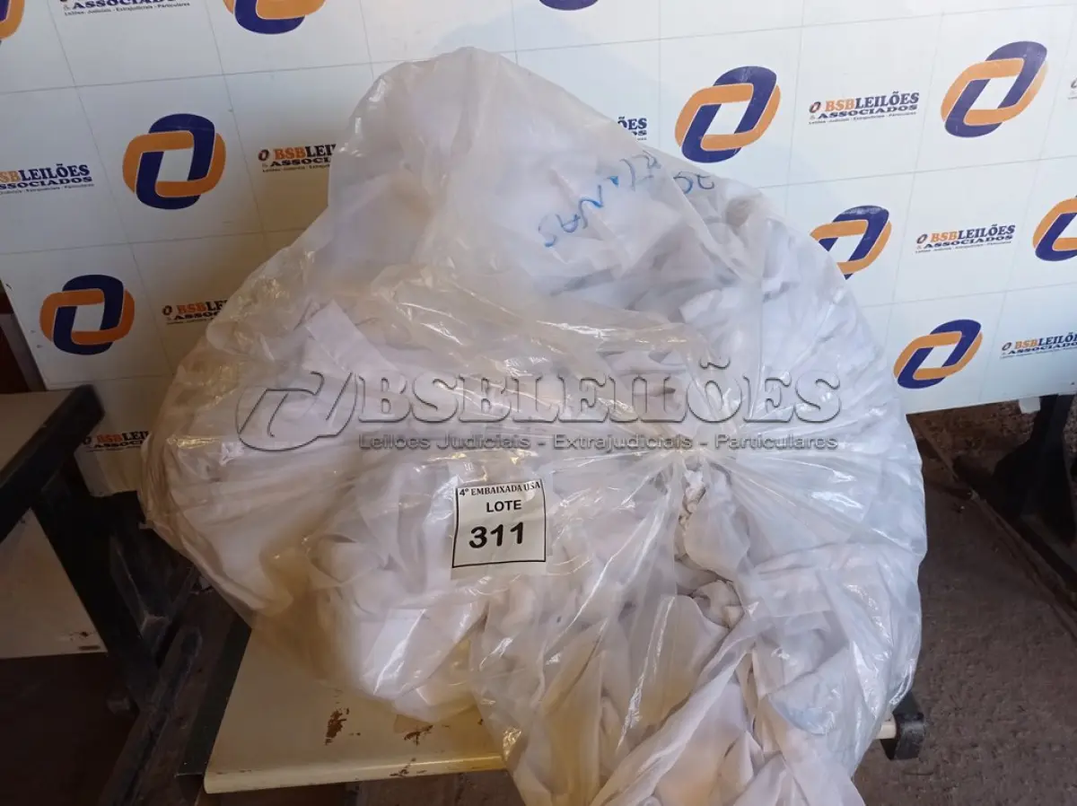 LOTE 311 - 01 LOTE COM 20 CORTINAS DIVERSAS (SACKS WITH CURTAINS). (NO ESTADO EM QUE SE ENCONTRA. SUJEITO A AVARIAS OCULTAS/VISÍVEIS.) 0000083