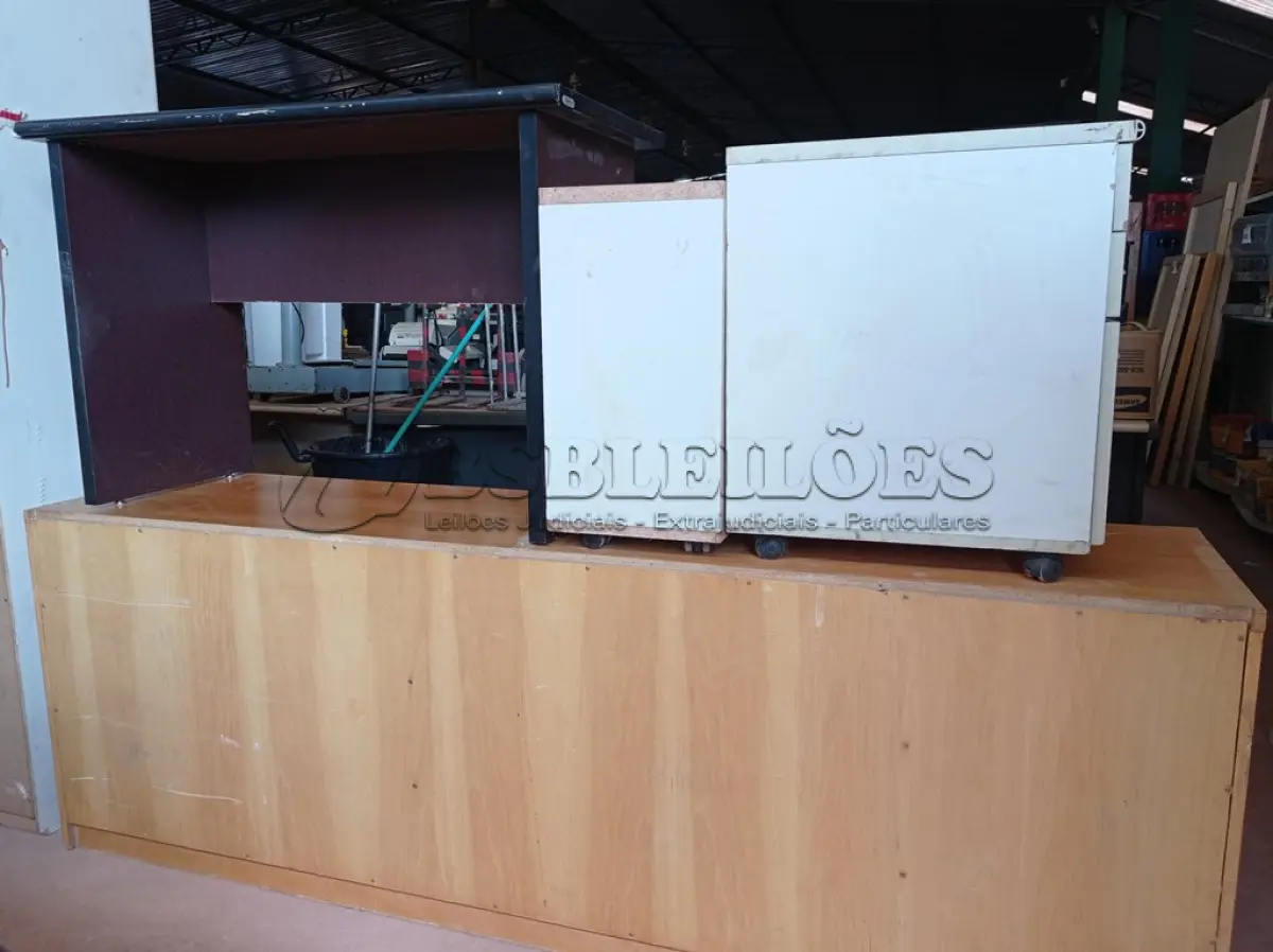 LOTE 221 - 01 ARMÁRIO BAIXO COM 05 PORTAS E 01 MESA DE ESCRITÓRIO COM 02 GAVETEIROS. (NO ESTADO) ATENÇÃO! FAZER A VISITAÇÃO ANTES DE ARREMATAR, NÃO SABEMOS SE FUNCIONA. LEILÃO NÃO TEM GARANTIA E NEM DEVOLUÇÃO, SUJEITO A POSSÍVEIS AVARIAS VISÍVEIS/OCULTAS E/OU AUSÊNCIA DE COMPONENTES.